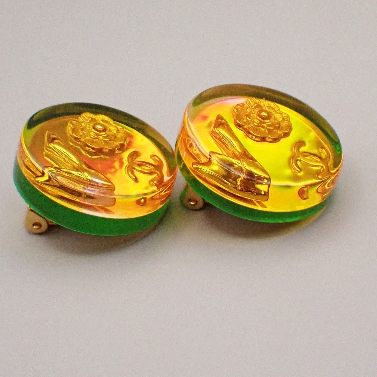Chanel Chanel Vintage CC Round Holographic Aurora Clip-On Earrings Plastic Size ONE SIZE - 3 Thumbnail