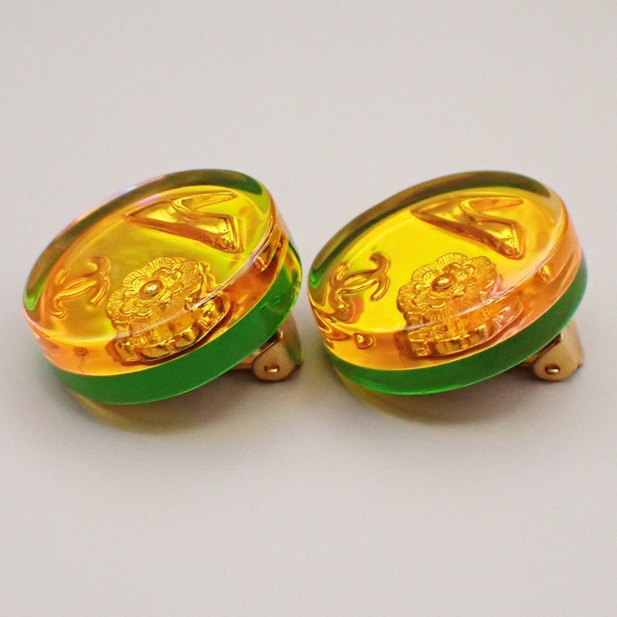 Chanel Chanel Vintage CC Round Holographic Aurora Clip-On Earrings Plastic Size ONE SIZE - 4 Thumbnail