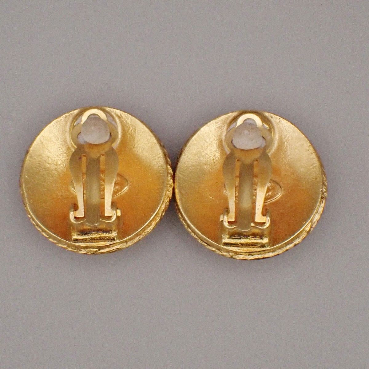 Chanel Chanel Vintage Round CC Clip-On Earrings Metal Size ONE SIZE - 2 Thumbnail