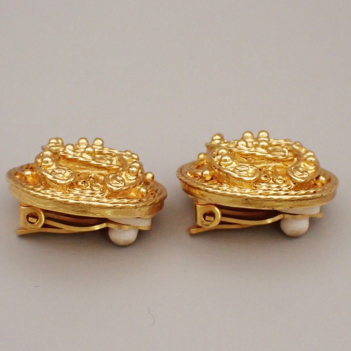 Chanel Chanel Vintage Round CC Clip-On Earrings Metal Size ONE SIZE - 3 Thumbnail