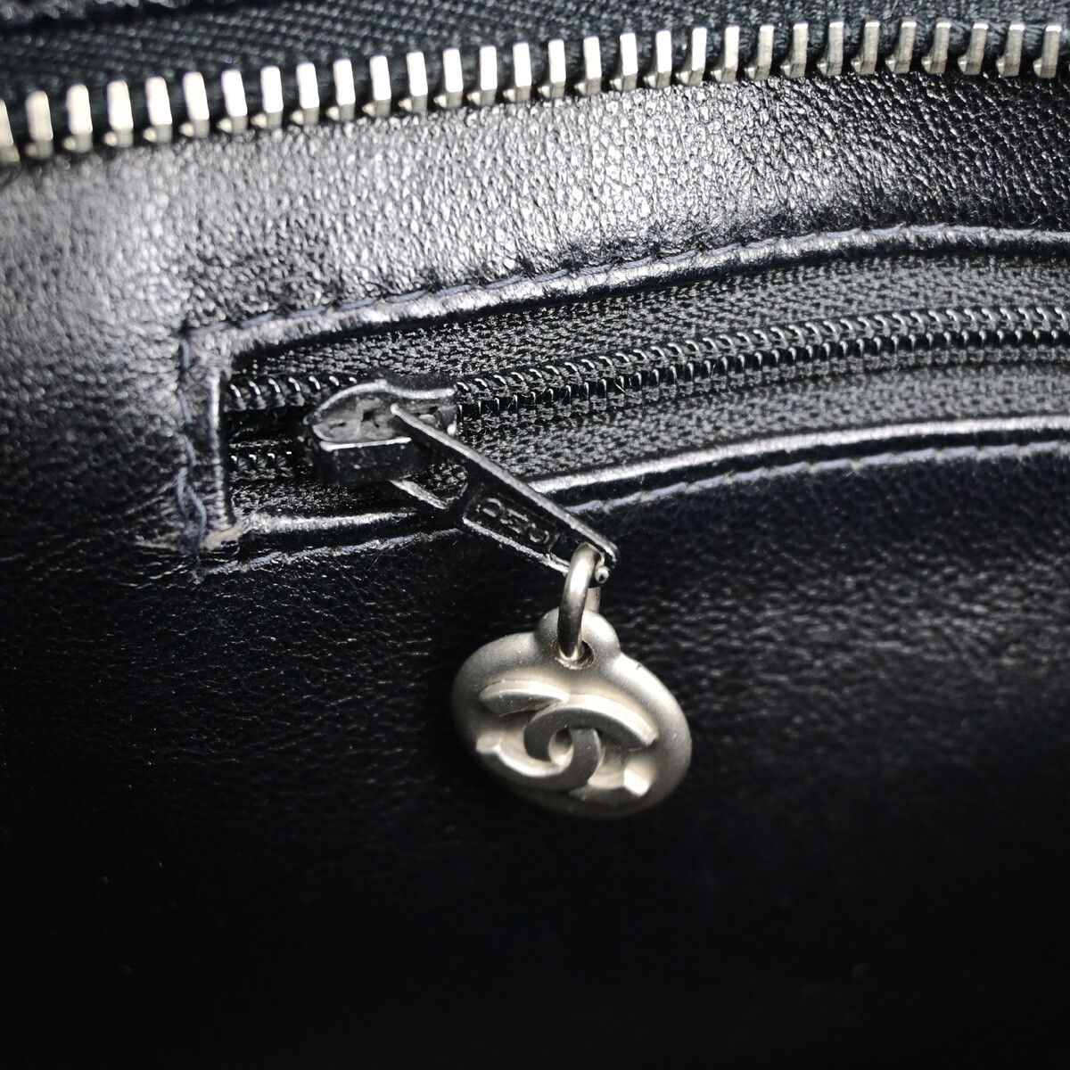 Chanel Chanel Medallion Tote Quilted Caviar Size ONE SIZE - 10 Thumbnail
