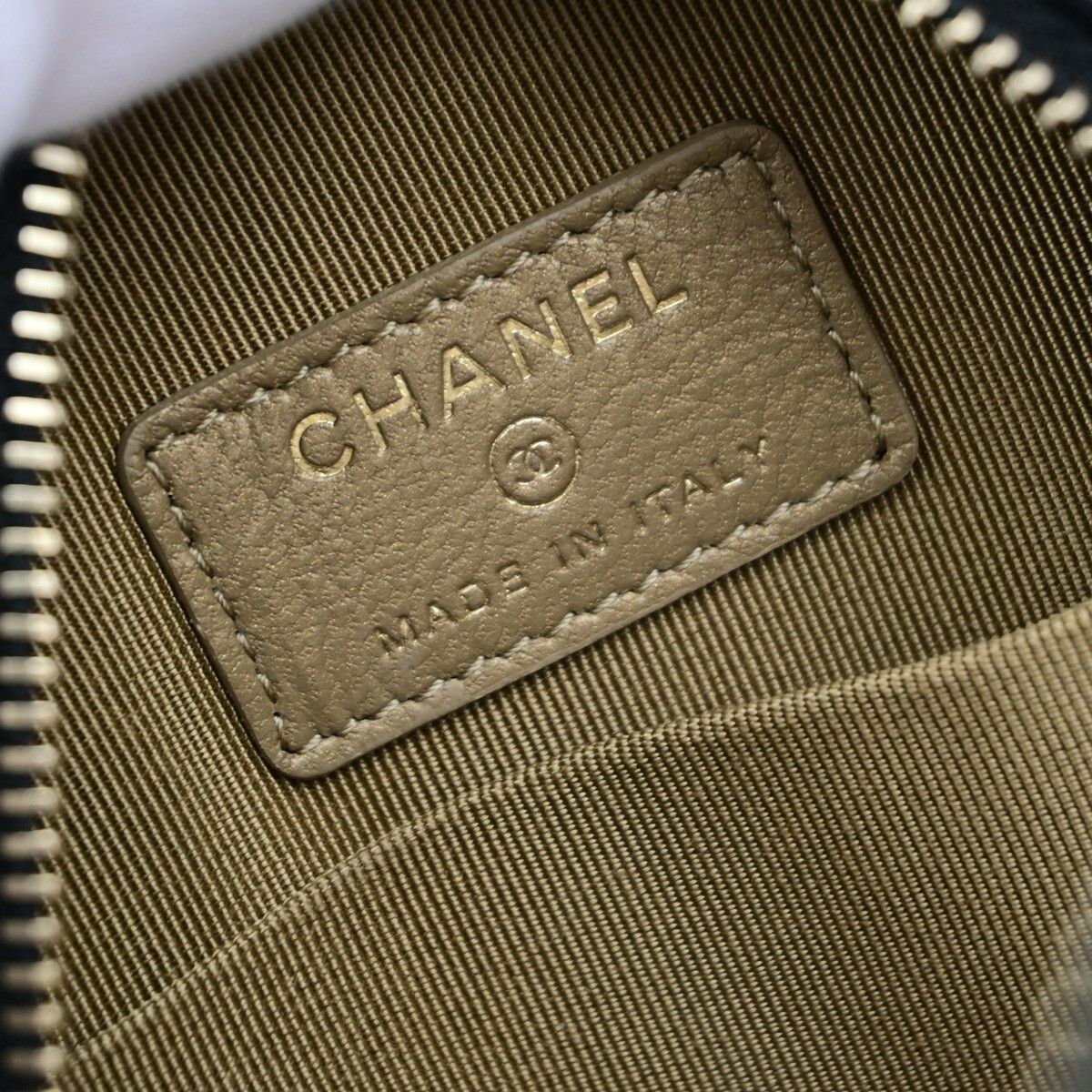 Chanel Chanel Chic Pearls Round Clutch with Chain Quilted Lambskin Size ONE SIZE - 6 Thumbnail