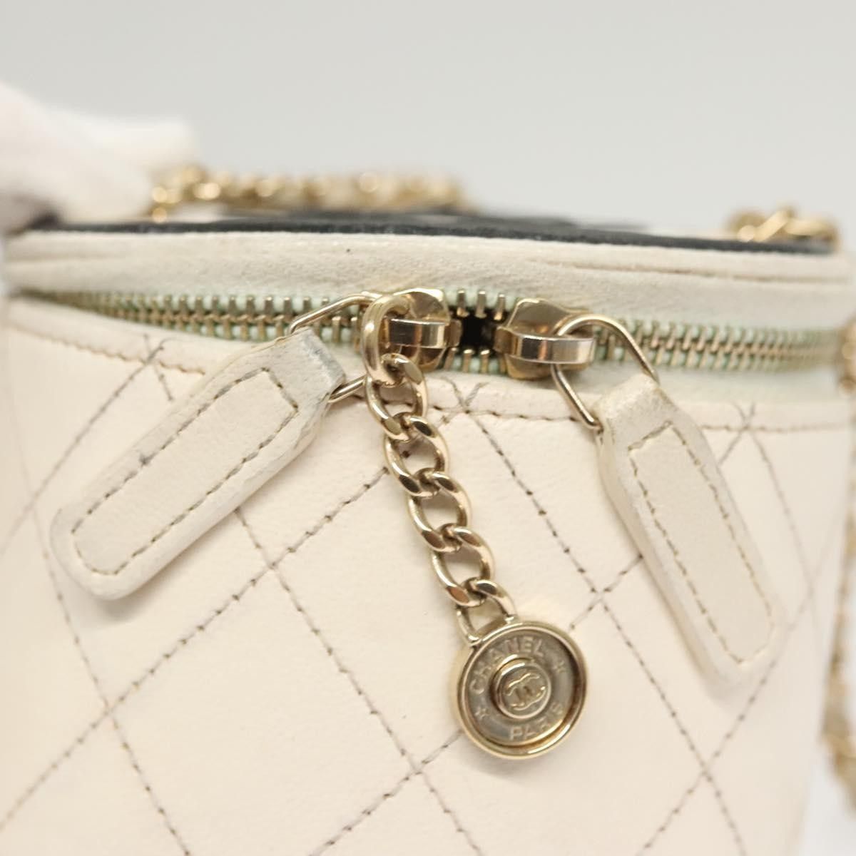 Chanel Chanel CC Round Vanity Case with Chain Quilted Lambskin Size ONE SIZE - 12 Thumbnail