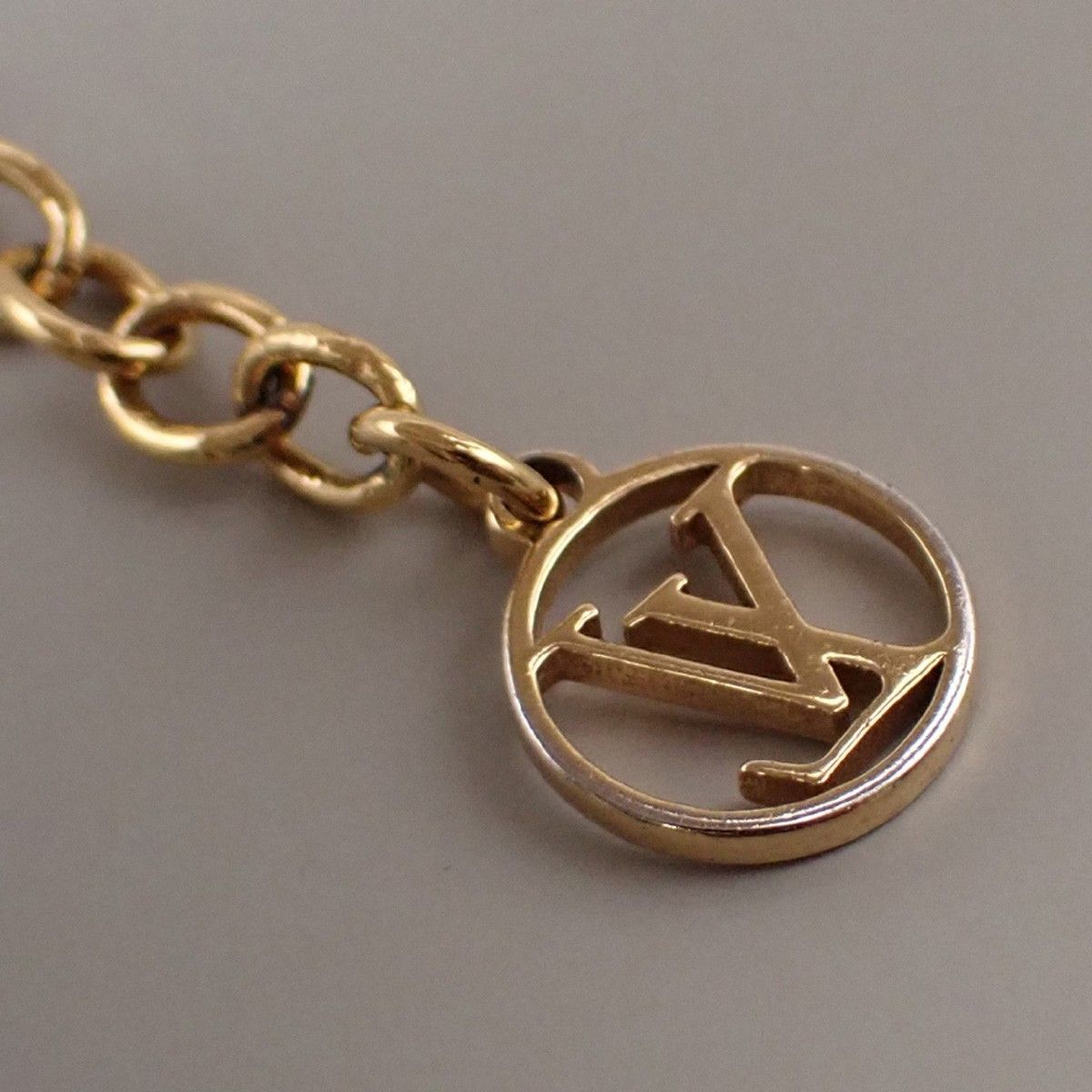 Louis Vuitton Louis Vuitton Essential V Bracelet Metal Size ONE SIZE - 9 Thumbnail