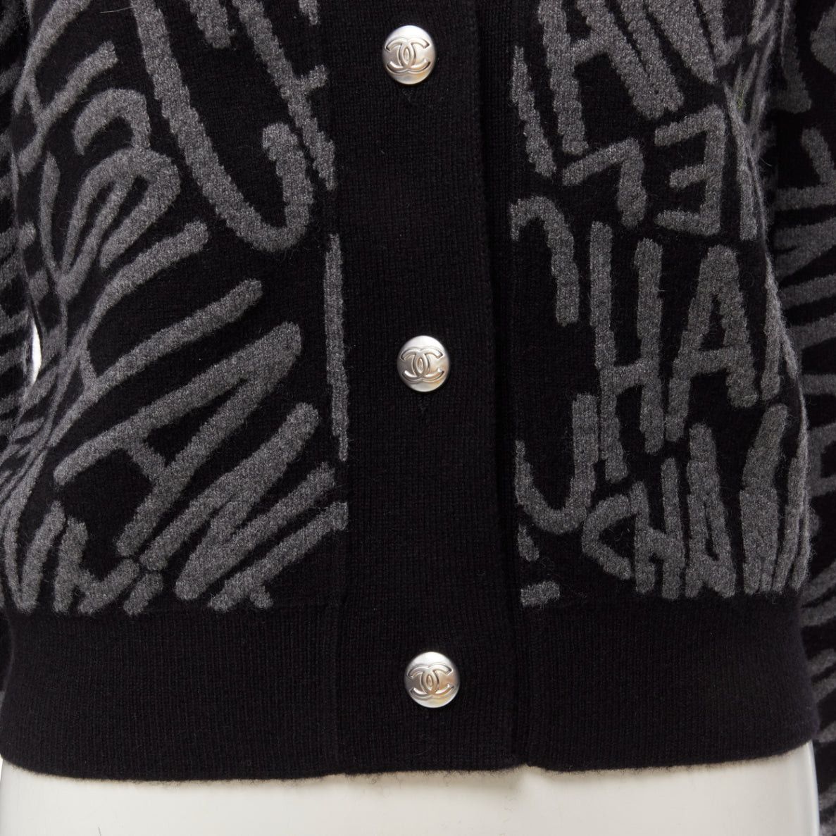 Chanel CHANEL 2021 98% cashmere black grey all over logo intarsia CC cardigan FR36 S Size S / US 4 / IT 40 - 9 Thumbnail