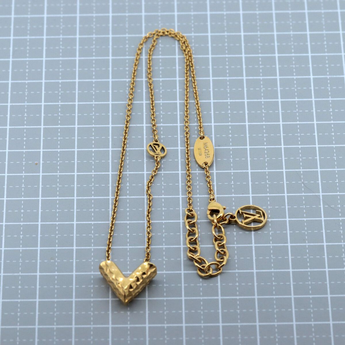 Louis Vuitton Louis Vuitton Louis Vuitton V Essential Necklace Metal Necklace M64268 DUTY FREE for USA Size ONE SIZE - 6 Thumbnail