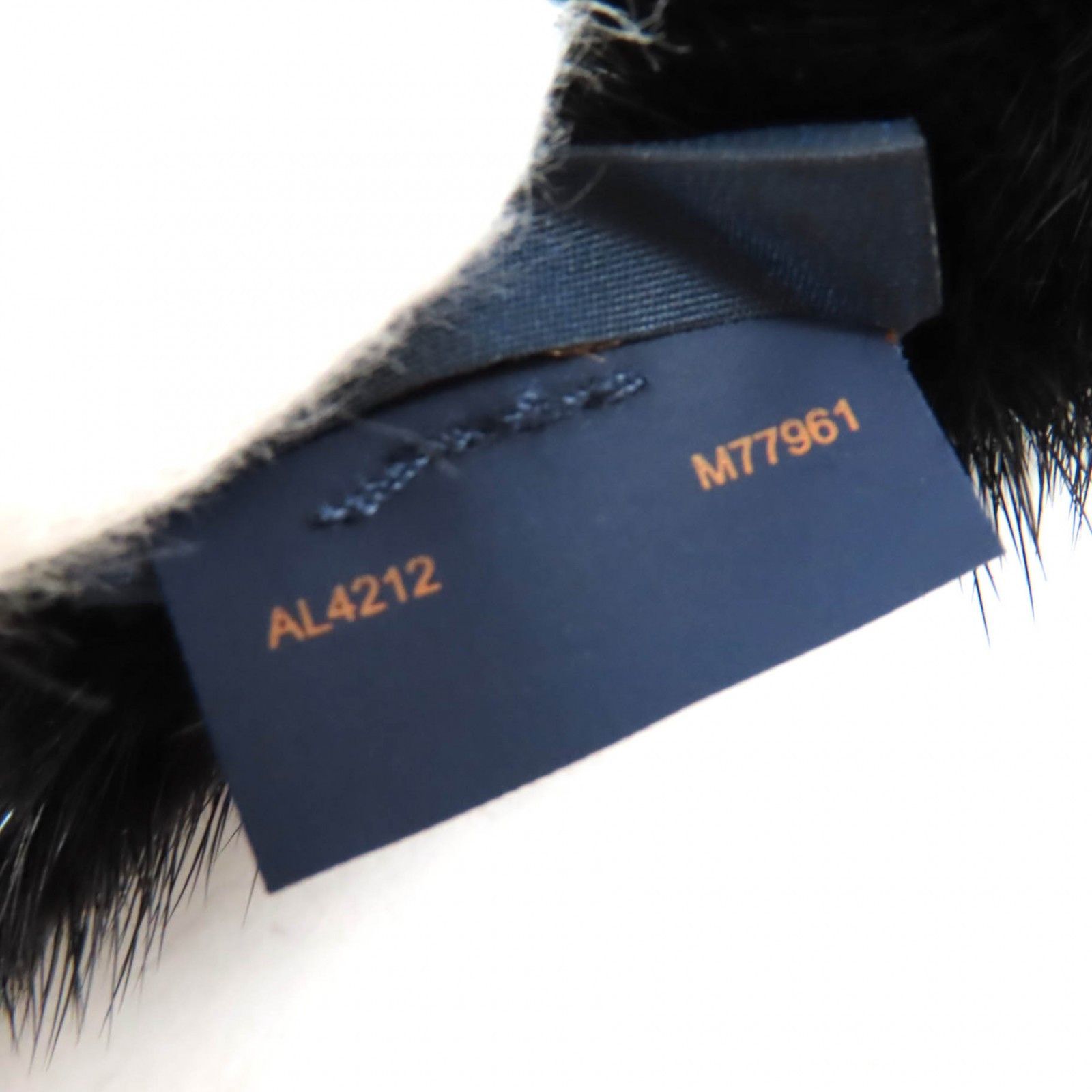 Louis Vuitton Louis Vuitton Louis Vuitton LV Ahead Mink Fur Scarf Natural Material Scarf M77961 DUTY FREE for USA Size ONE SIZE - 9 Thumbnail