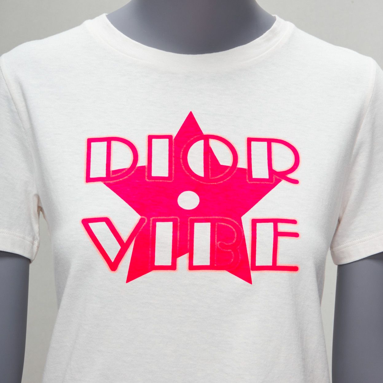 Dior CHRISTIAN DIOR 2022 Dior Vibe neon pink star logo graphic CD bee white tshirt XS Size S / US 4 / IT 40 - 7 Thumbnail