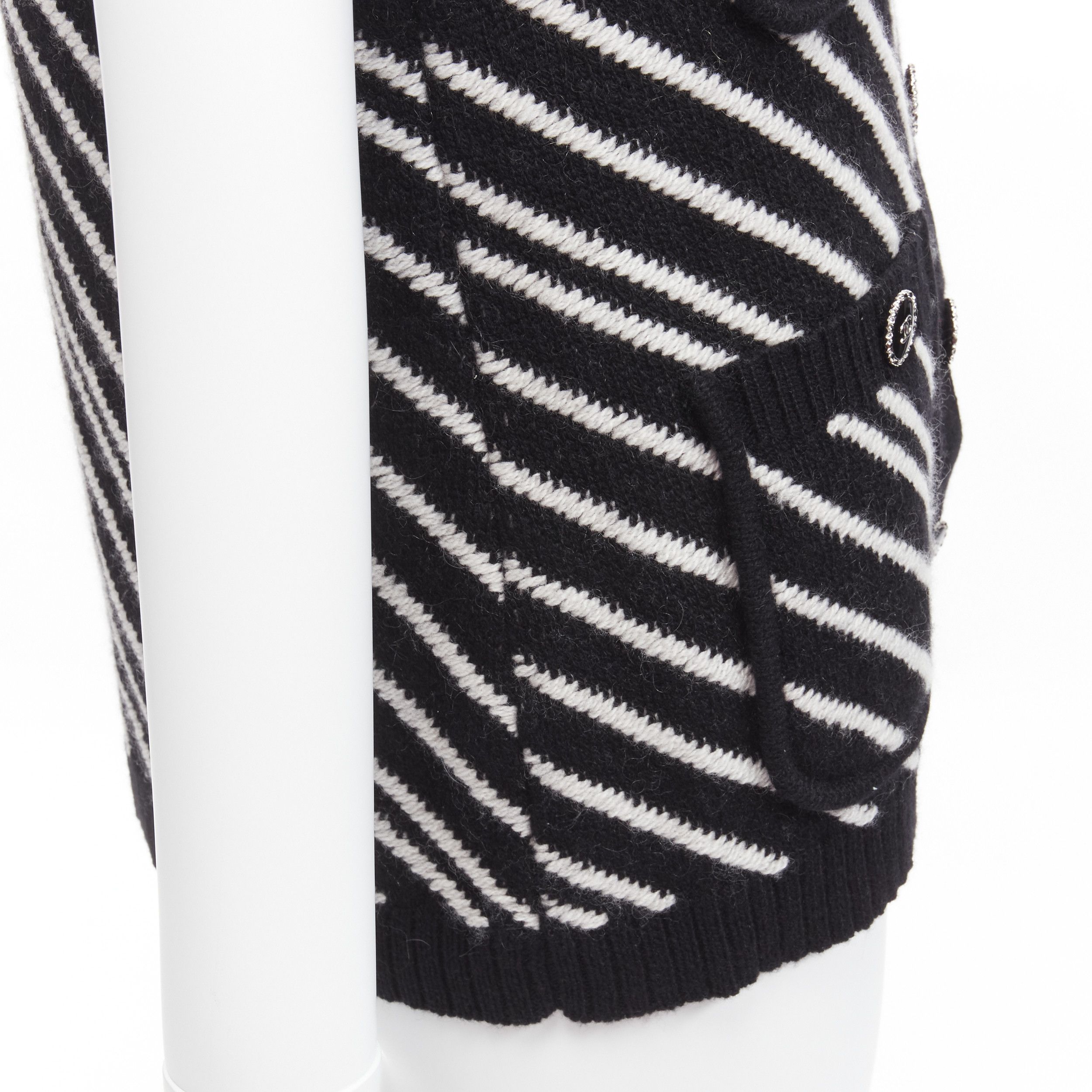 Chanel CHANEL 100% cashmere black white graphic stripes 4 pocket vest jacket FR34 XS Size XS / US 0-2 / IT 36-38 - 9 Thumbnail