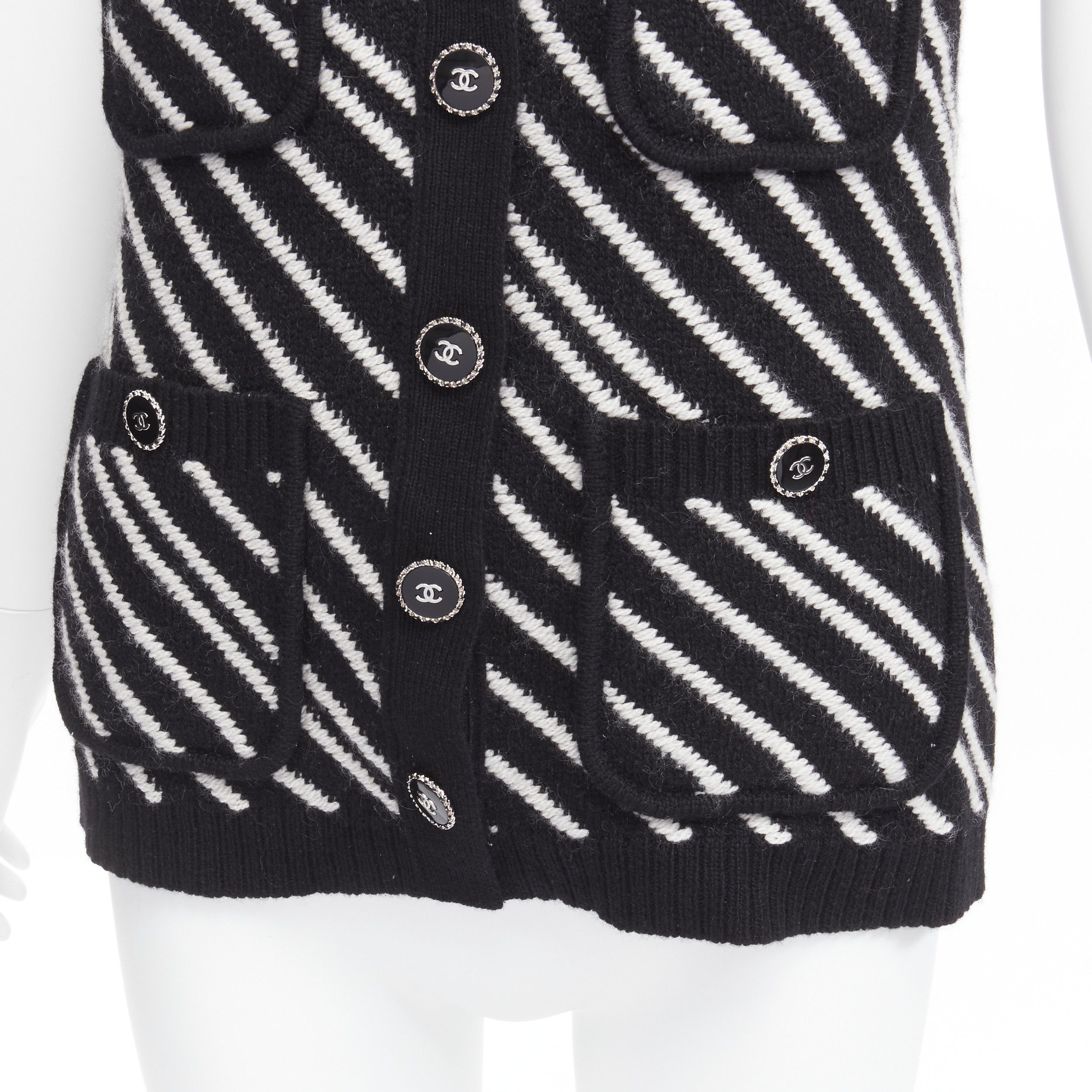 Chanel CHANEL 100% cashmere black white graphic stripes 4 pocket vest jacket FR34 XS Size XS / US 0-2 / IT 36-38 - 2 Thumbnail