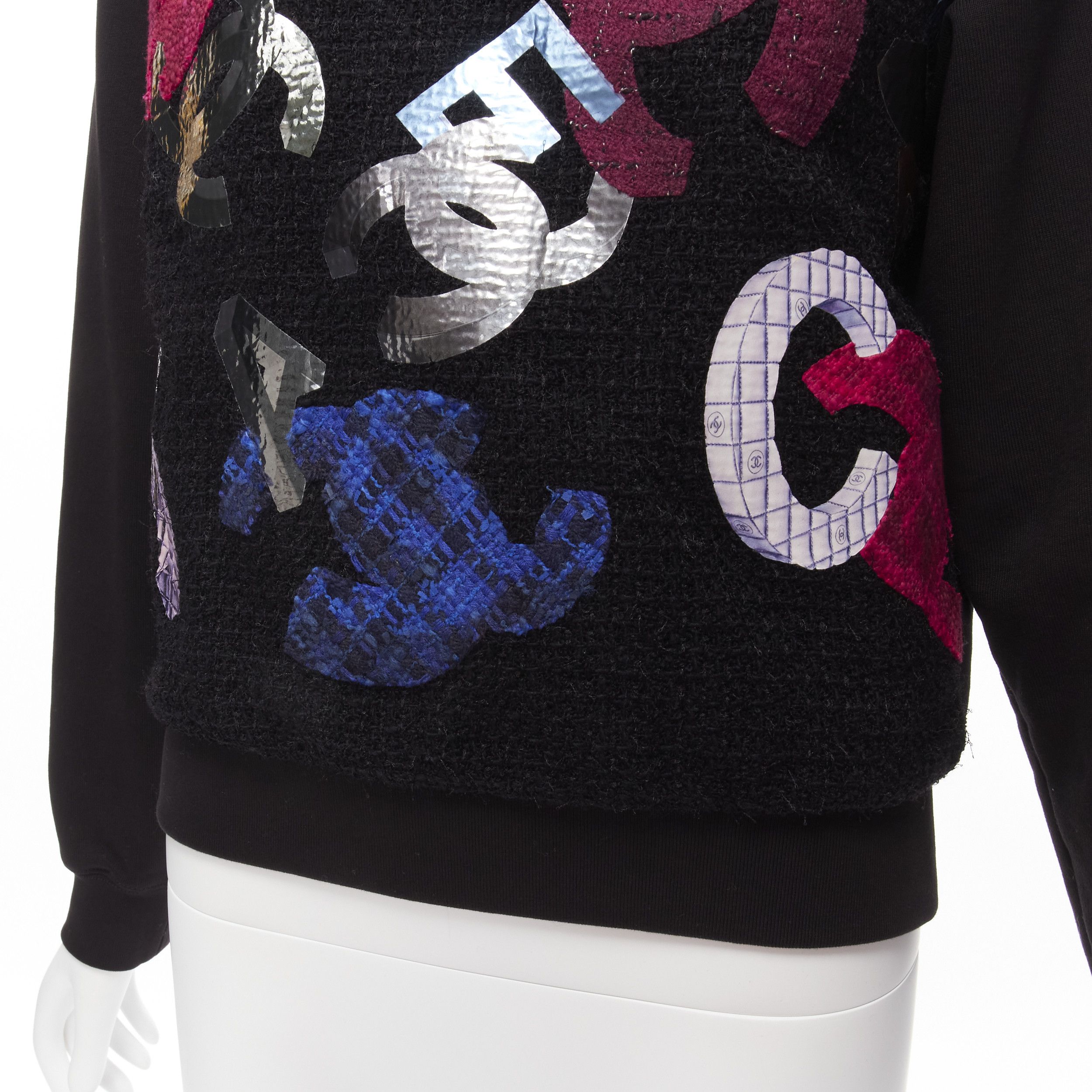 Chanel CHANEL 2022 Runway metallic CC logo graphic black tweed crew sweater FR34 XS Size XS / US 0-2 / IT 36-38 - 7 Thumbnail