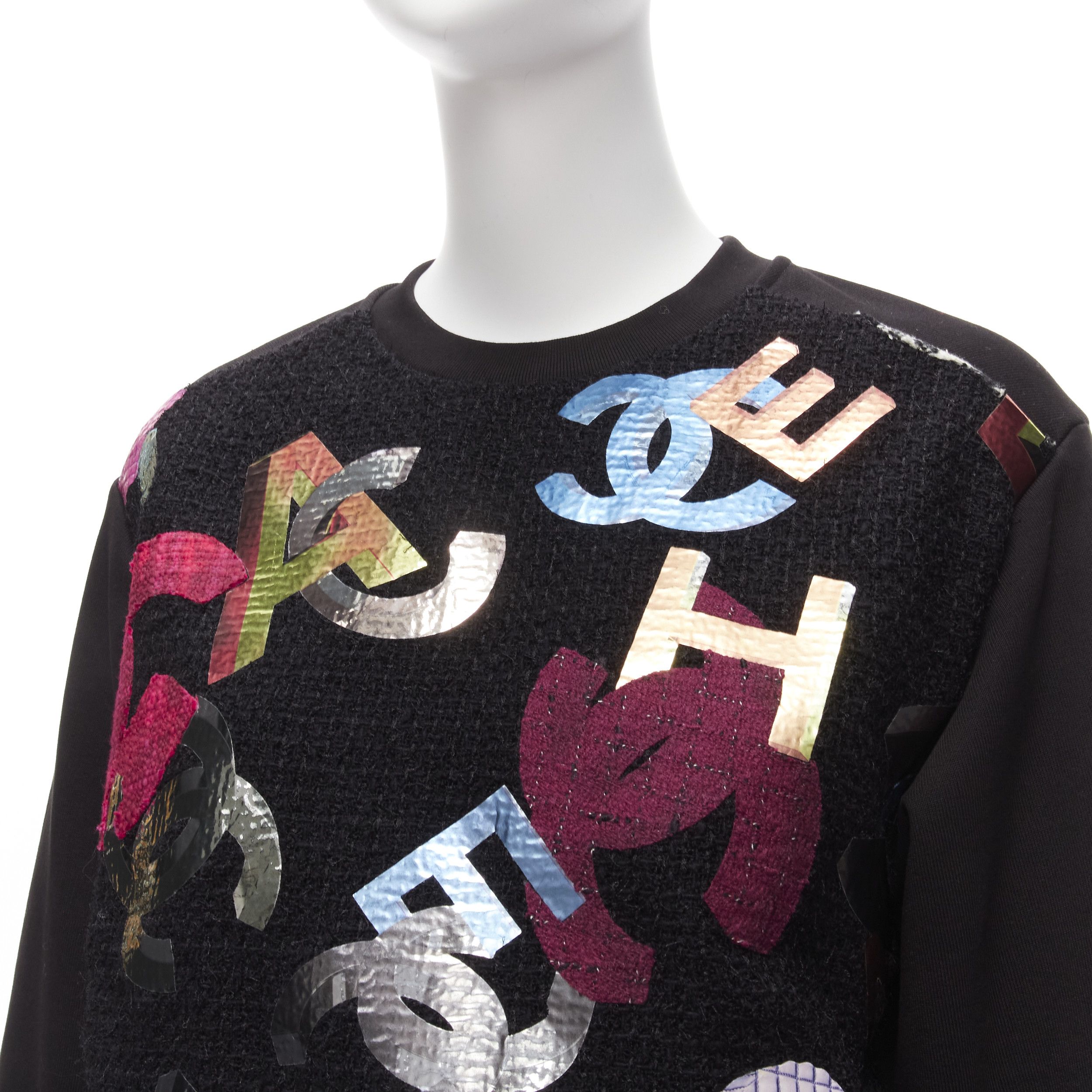 Chanel CHANEL 2022 Runway metallic CC logo graphic black tweed crew sweater FR34 XS Size XS / US 0-2 / IT 36-38 - 2 Thumbnail