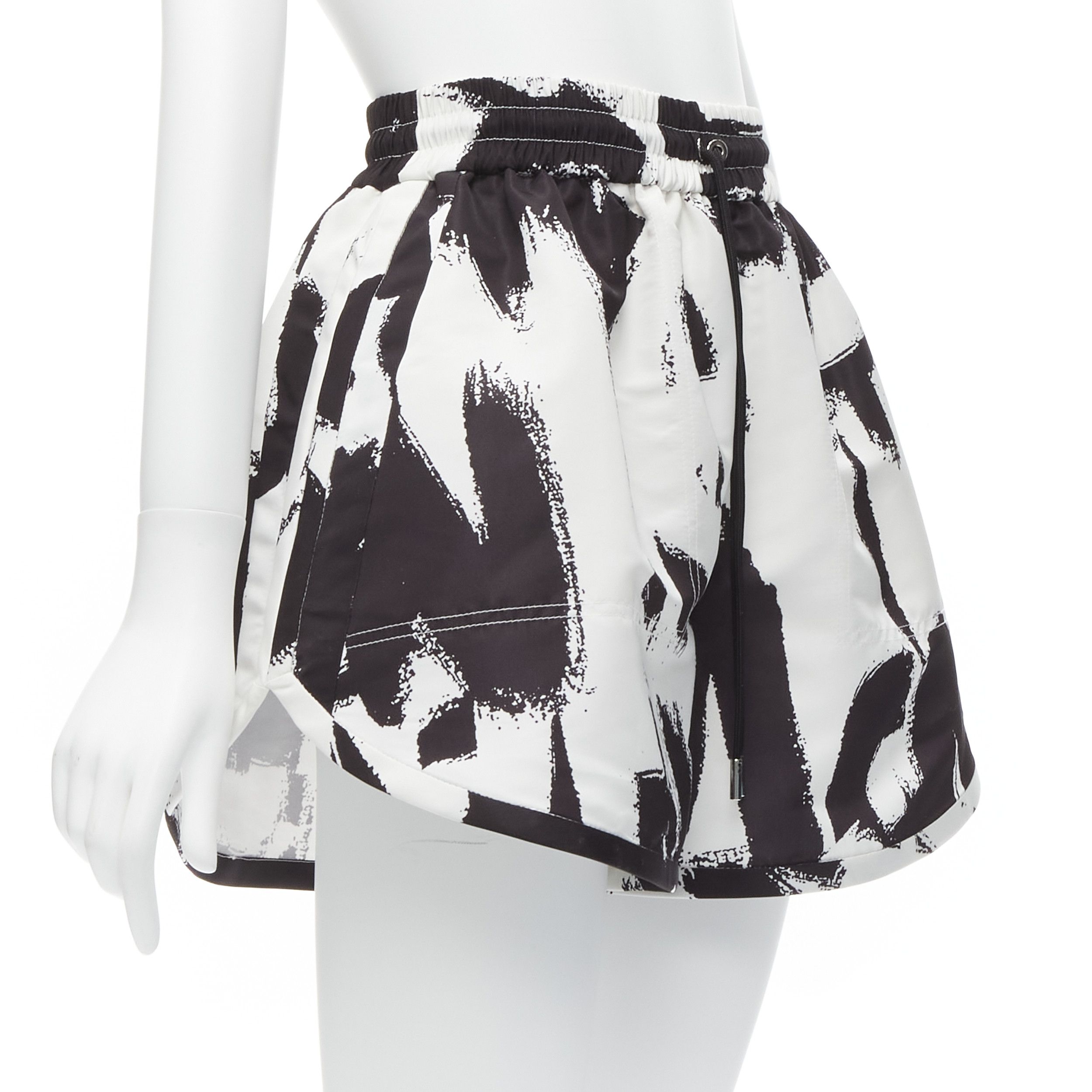 Alexander McQueen ALEXANDER MCQUEEN 2022 white Brush Graffiti logo lettering flared high waisted shorts IT36 XXS Size 25" / US 0 / IT 36 - 3 Thumbnail