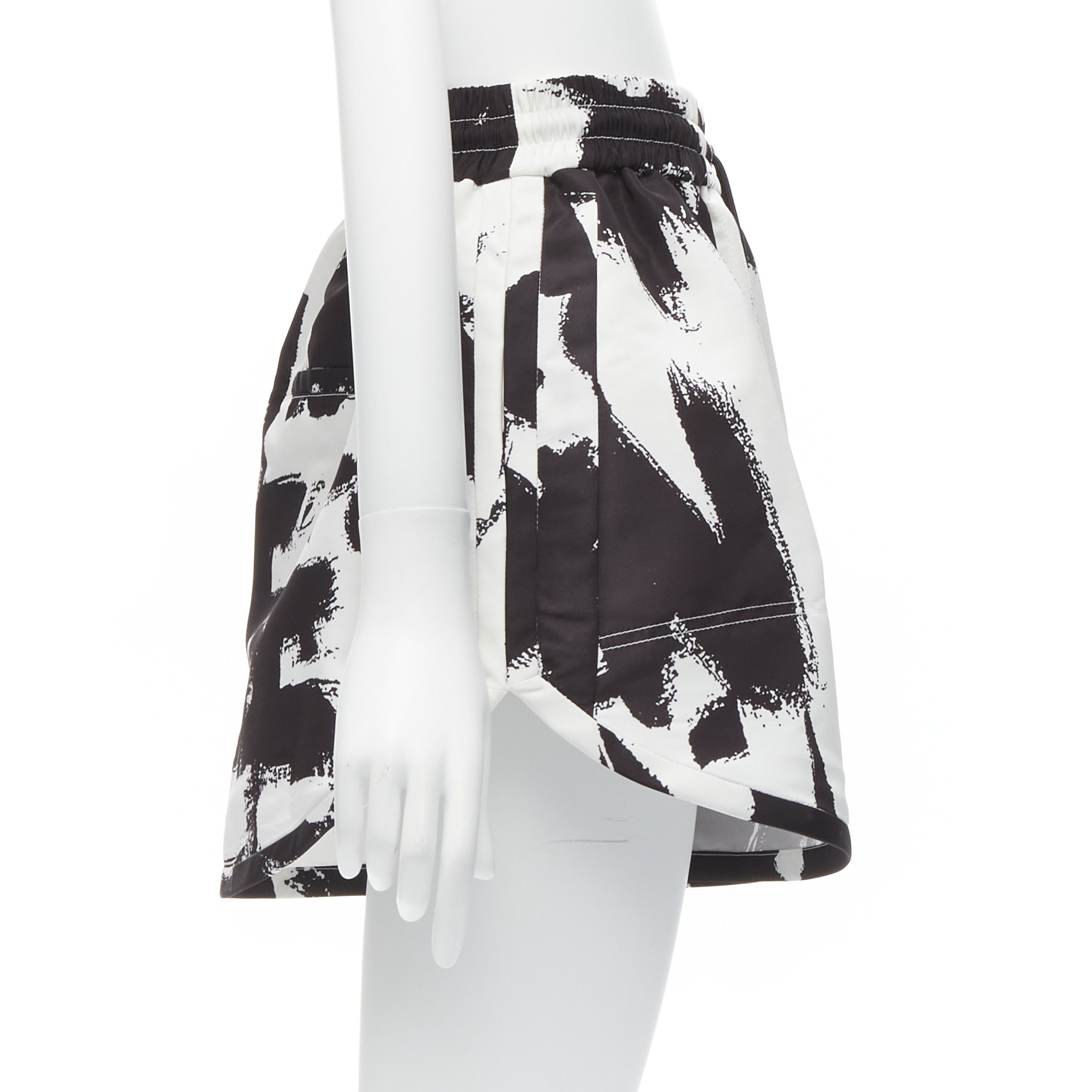 Alexander McQueen ALEXANDER MCQUEEN 2022 white Brush Graffiti logo lettering flared high waisted shorts IT36 XXS Size 25" / US 0 / IT 36 - 4 Thumbnail