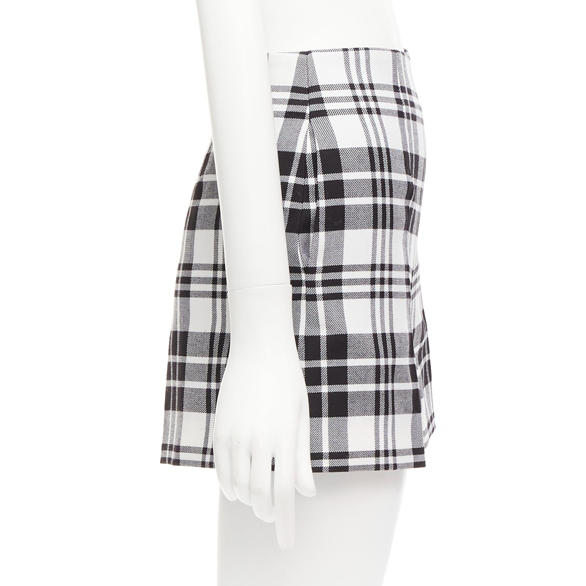 Dior CHRISTIAN DIOR black checked virgin wool high waisted shorts FR32 XXS Size 25" / US 0 / IT 36 - 4 Thumbnail