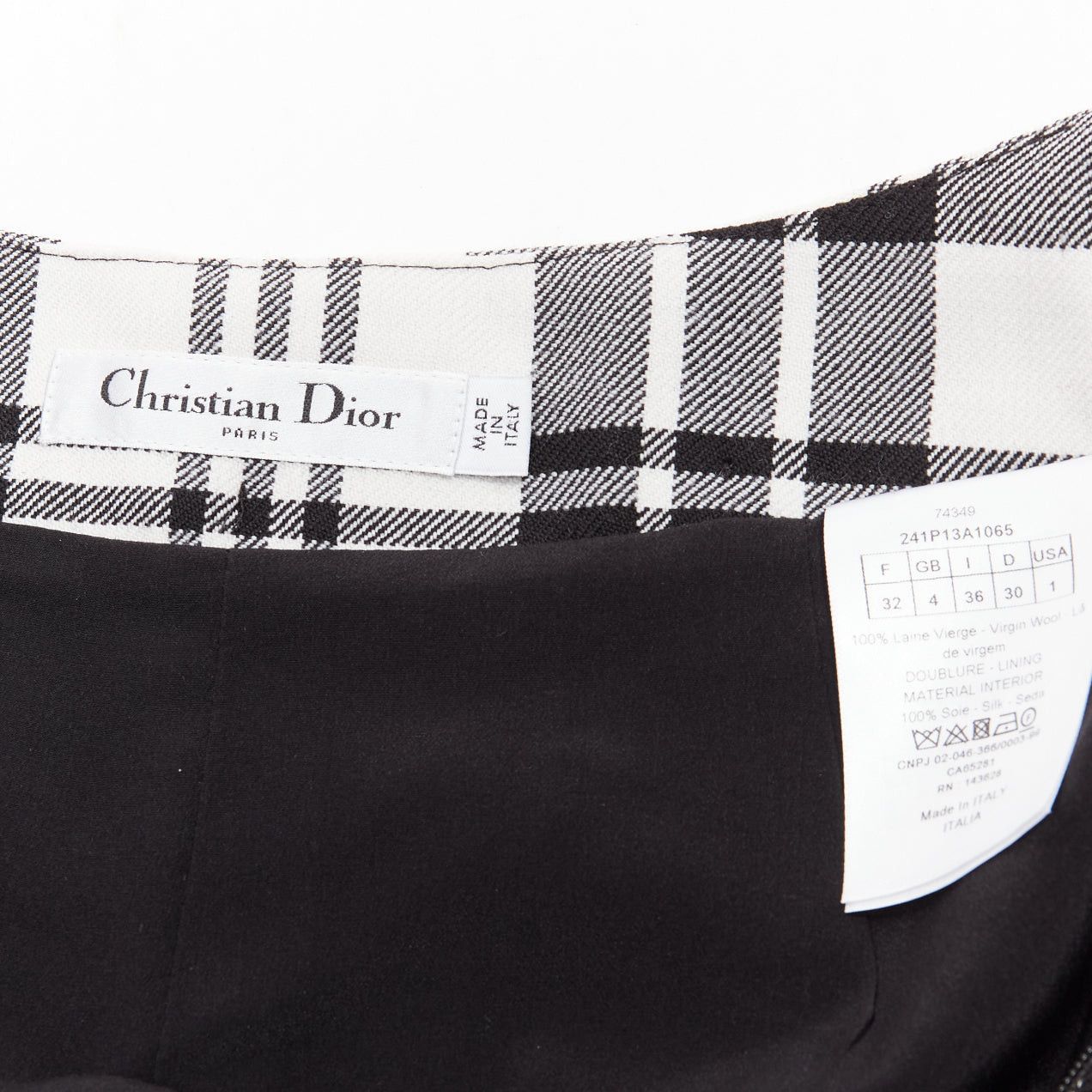Dior CHRISTIAN DIOR black checked virgin wool high waisted shorts FR32 XXS Size 25" / US 0 / IT 36 - 8 Thumbnail