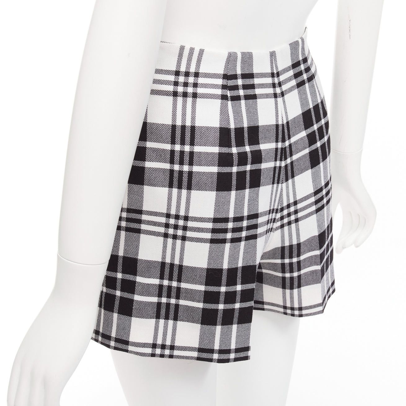 Dior CHRISTIAN DIOR black checked virgin wool high waisted shorts FR32 XXS Size 25" / US 0 / IT 36 - 7 Thumbnail