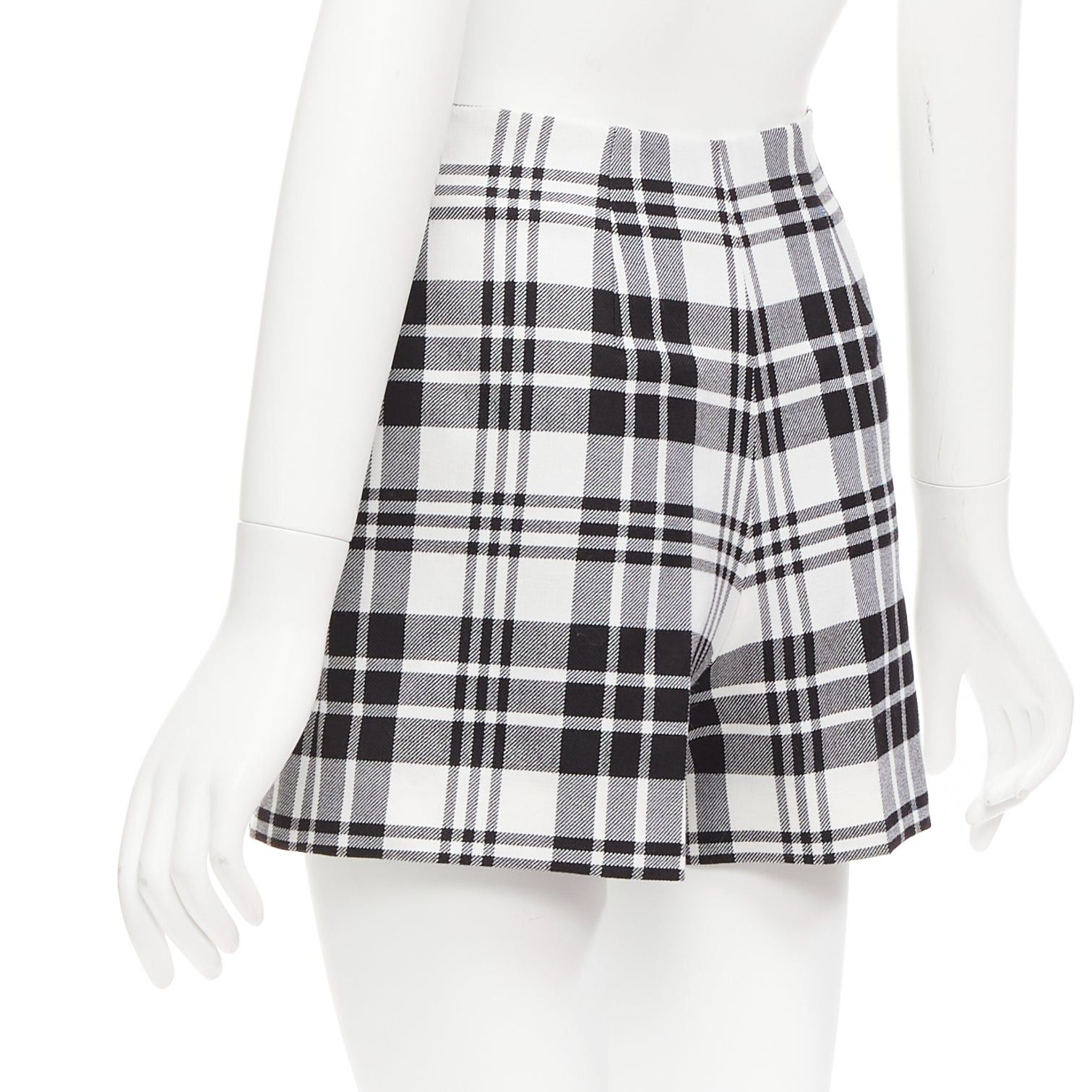 Dior CHRISTIAN DIOR black checked virgin wool high waisted shorts FR32 XXS Size 25" / US 0 / IT 36 - 6 Thumbnail
