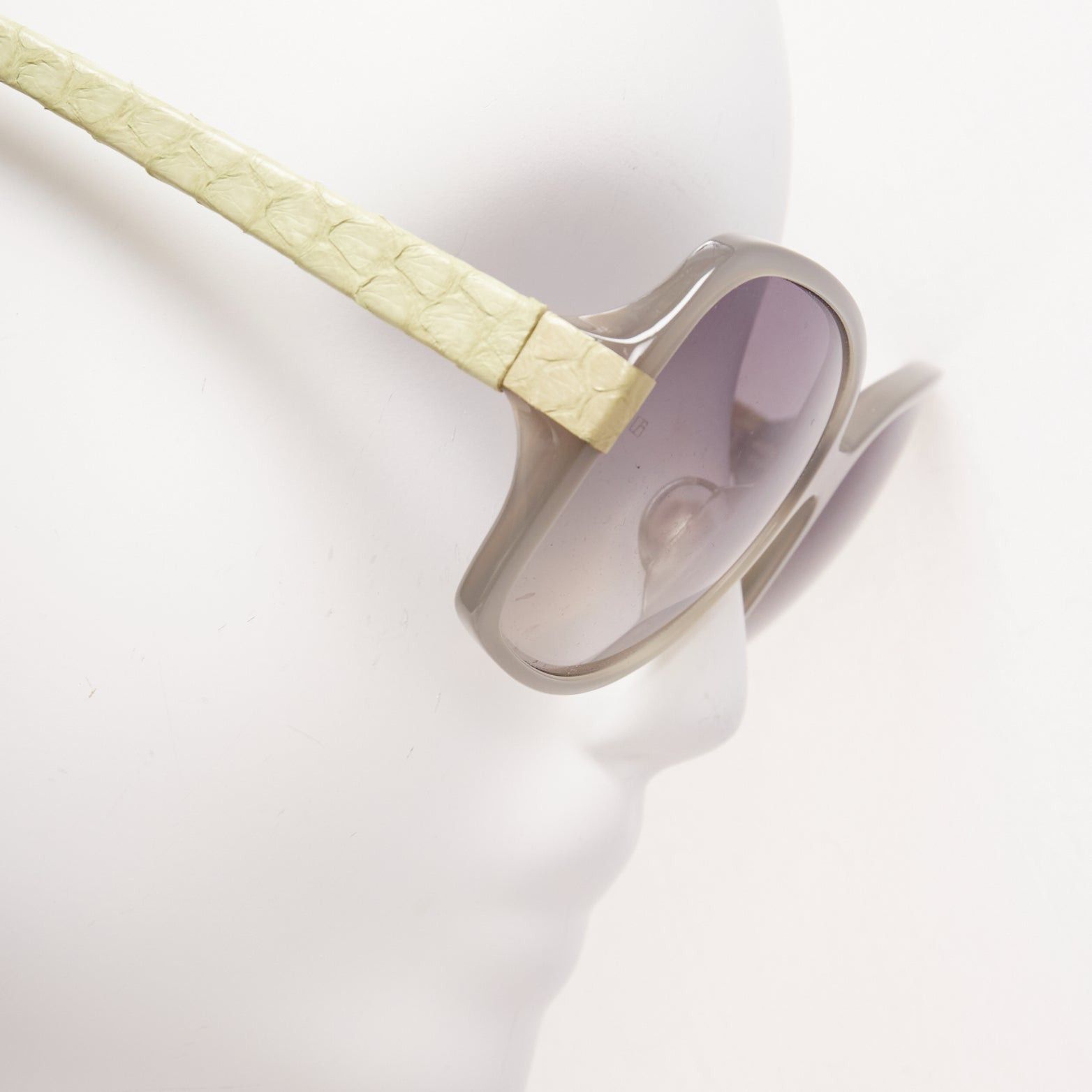 Linda Farrow LINDA FARROW Luxe LFL1426 beige scaled leather arm grey square sunglasses Size ONE SIZE - 2 Thumbnail