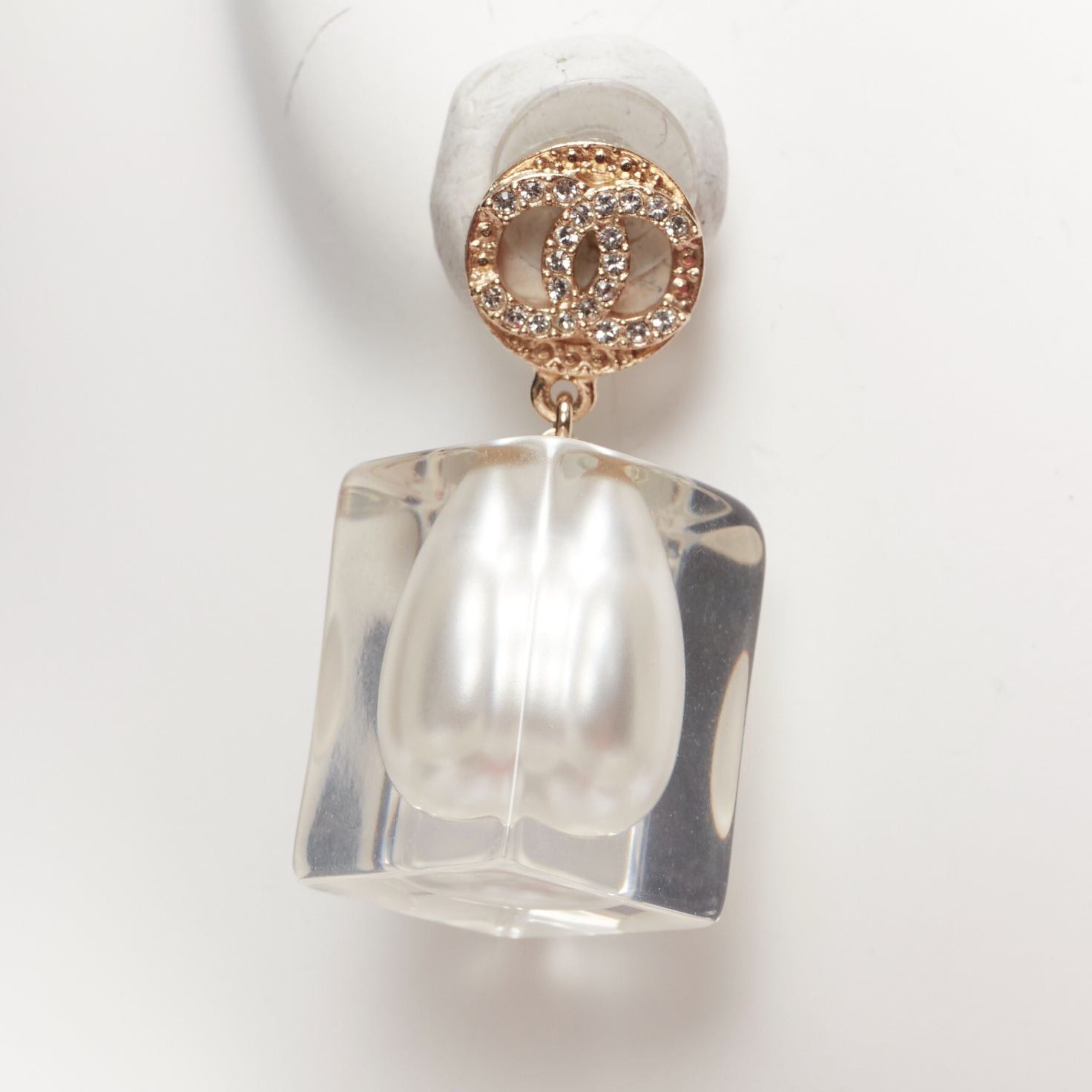 Chanel CHANEL A19K CC crystal clear acrylic encased white pearl pin earrings Pair Size ONE SIZE - 5 Thumbnail