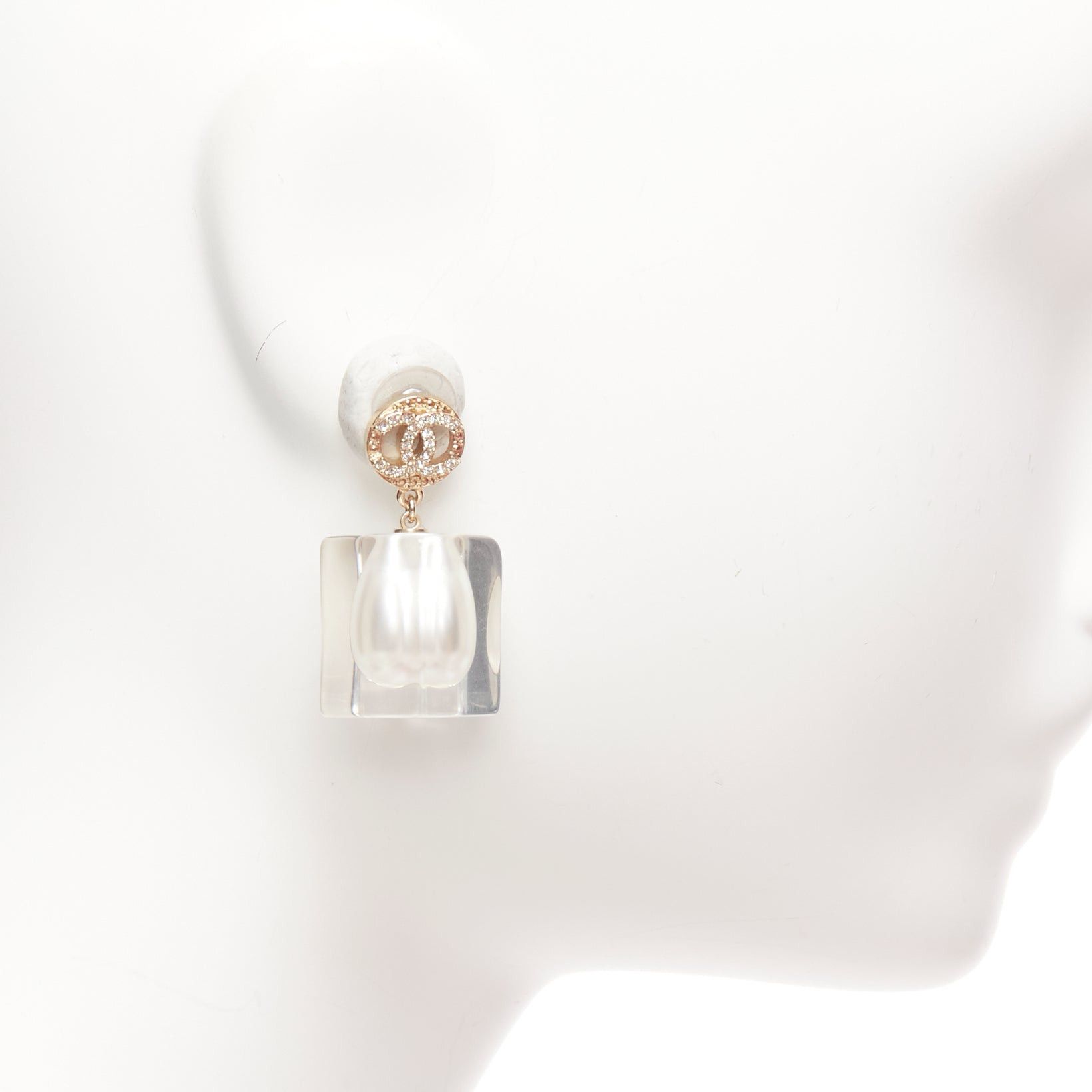 Chanel CHANEL A19K CC crystal clear acrylic encased white pearl pin earrings Pair Size ONE SIZE - 4 Thumbnail
