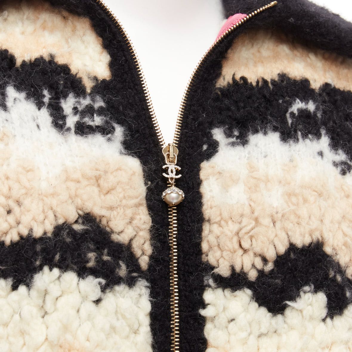 Chanel CHANEL 20N Coco Neige CC pearl zip cream wool cashmere cropped bomber FR34 XS Size XS / US 0-2 / IT 36-38 - 2 Thumbnail