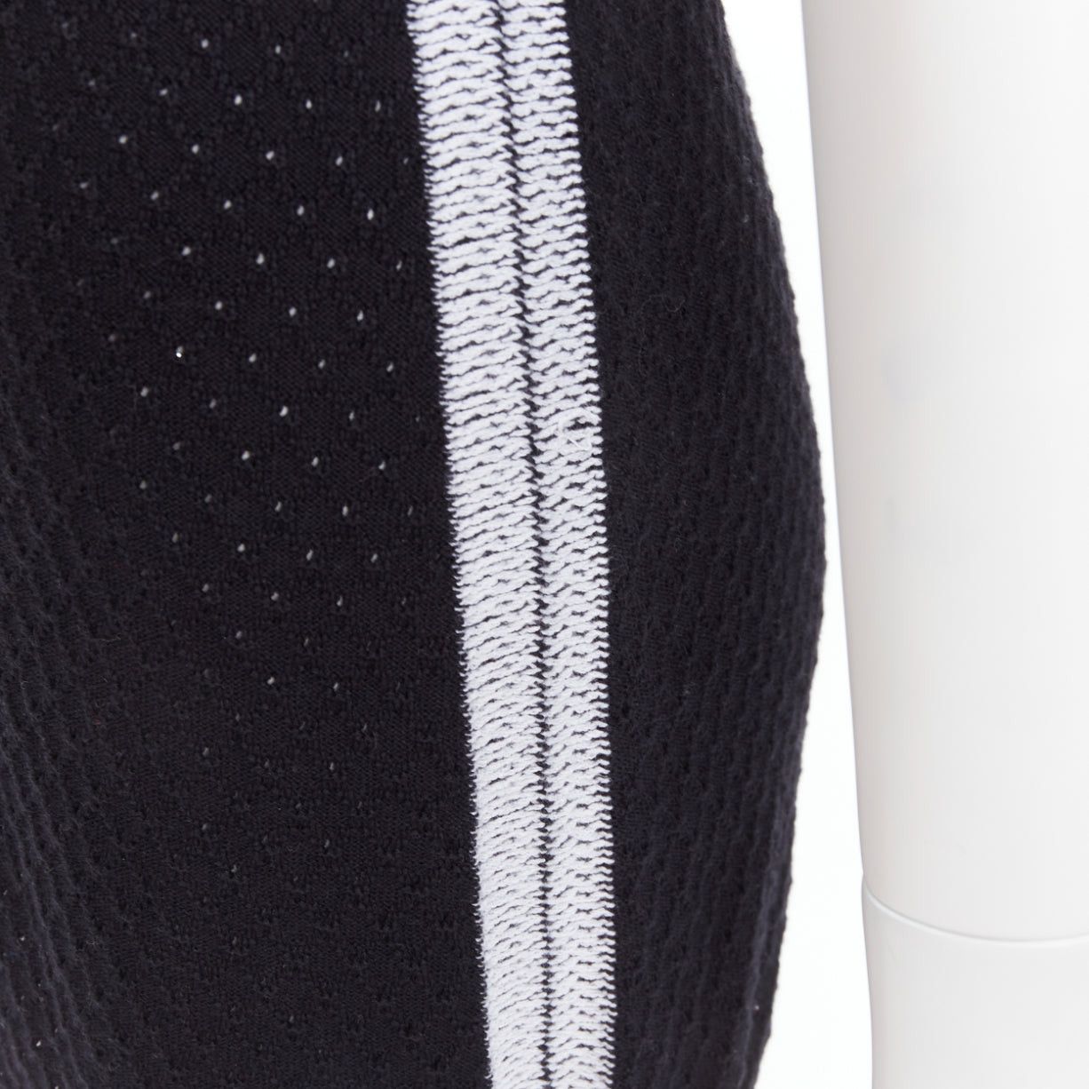 Chanel CHANEL 23C black cotton CC No.5 bead broderie pointelle dress FR34 XS Size XS / US 0-2 / IT 36-38 - 7 Thumbnail