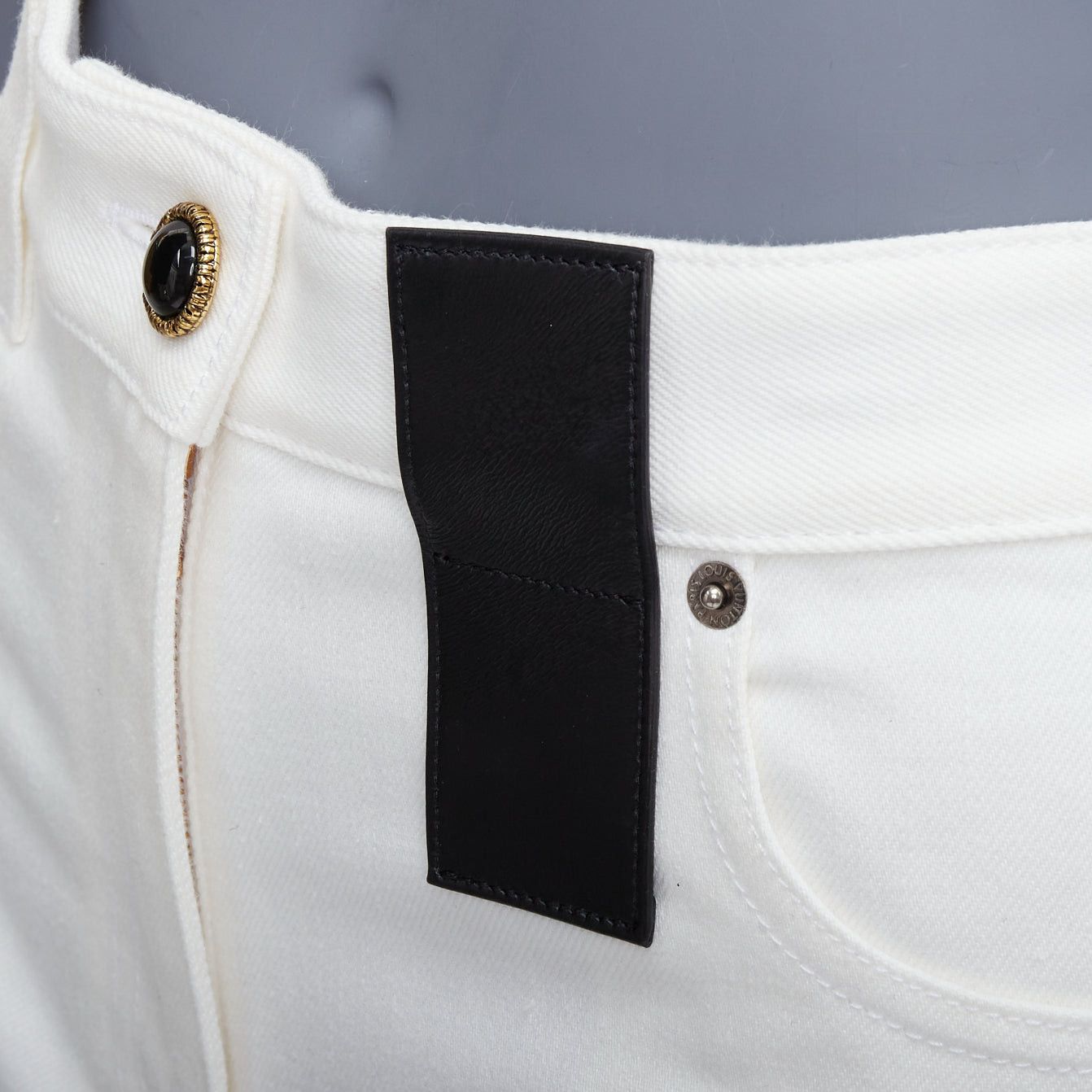 Louis Vuitton LOUIS VUITTON 2024 white cotton accent denim mini shorts FR34 XS Size 26" / US 2 / IT 38 - 7 Thumbnail