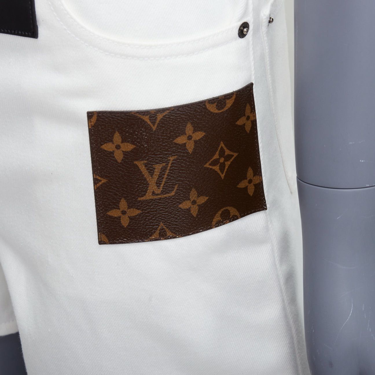 Louis Vuitton LOUIS VUITTON 2024 white cotton accent denim mini shorts FR34 XS Size 26" / US 2 / IT 38 - 2 Thumbnail
