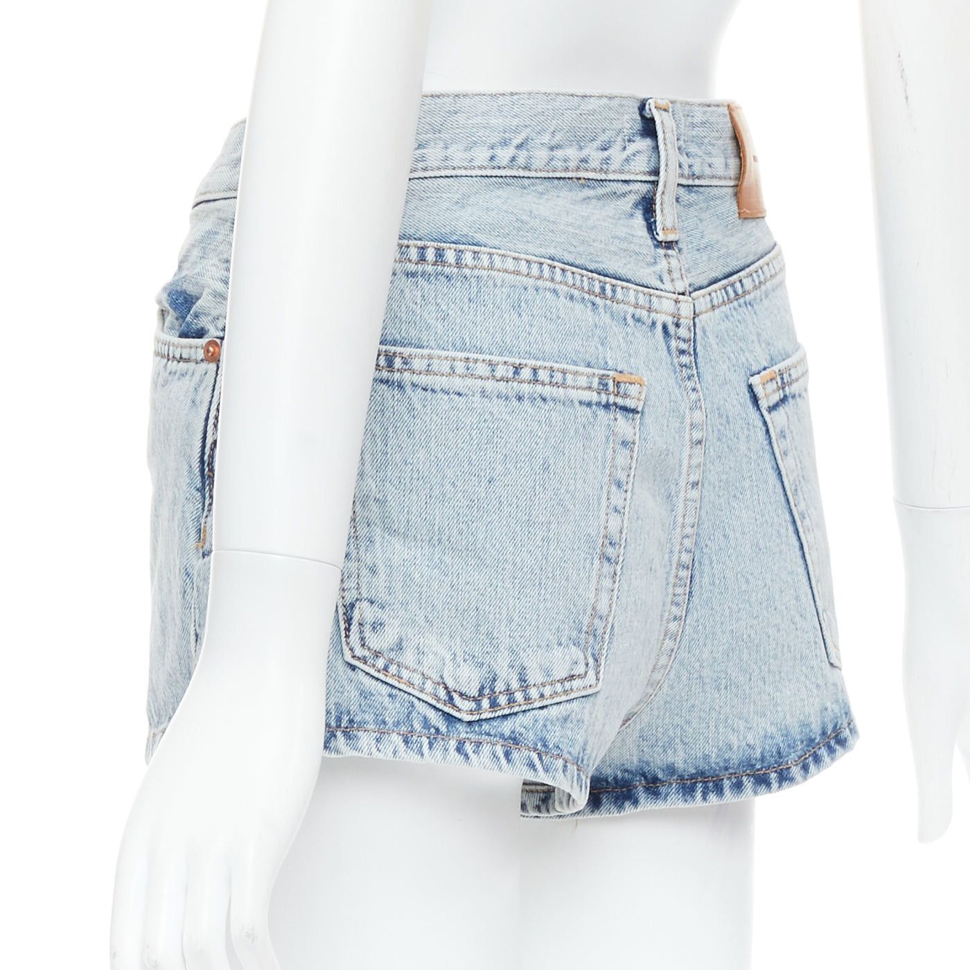 WARDROBE.NYC WARDROBE NYC stone wash blue leather tag mid denim shorts 26" Size 26" / US 2 / IT 38 - 6 Thumbnail
