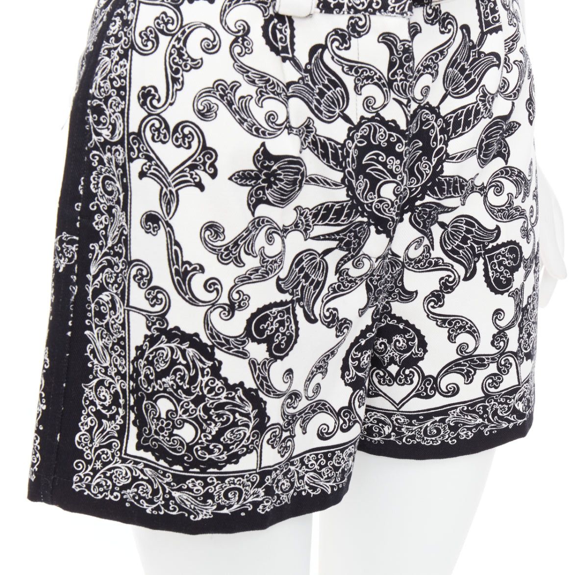 Dior CHRISTIAN DIOR black white cotton handkerchief double belt shorts FR34 XS Size 26" / US 2 / IT 38 - 7 Thumbnail