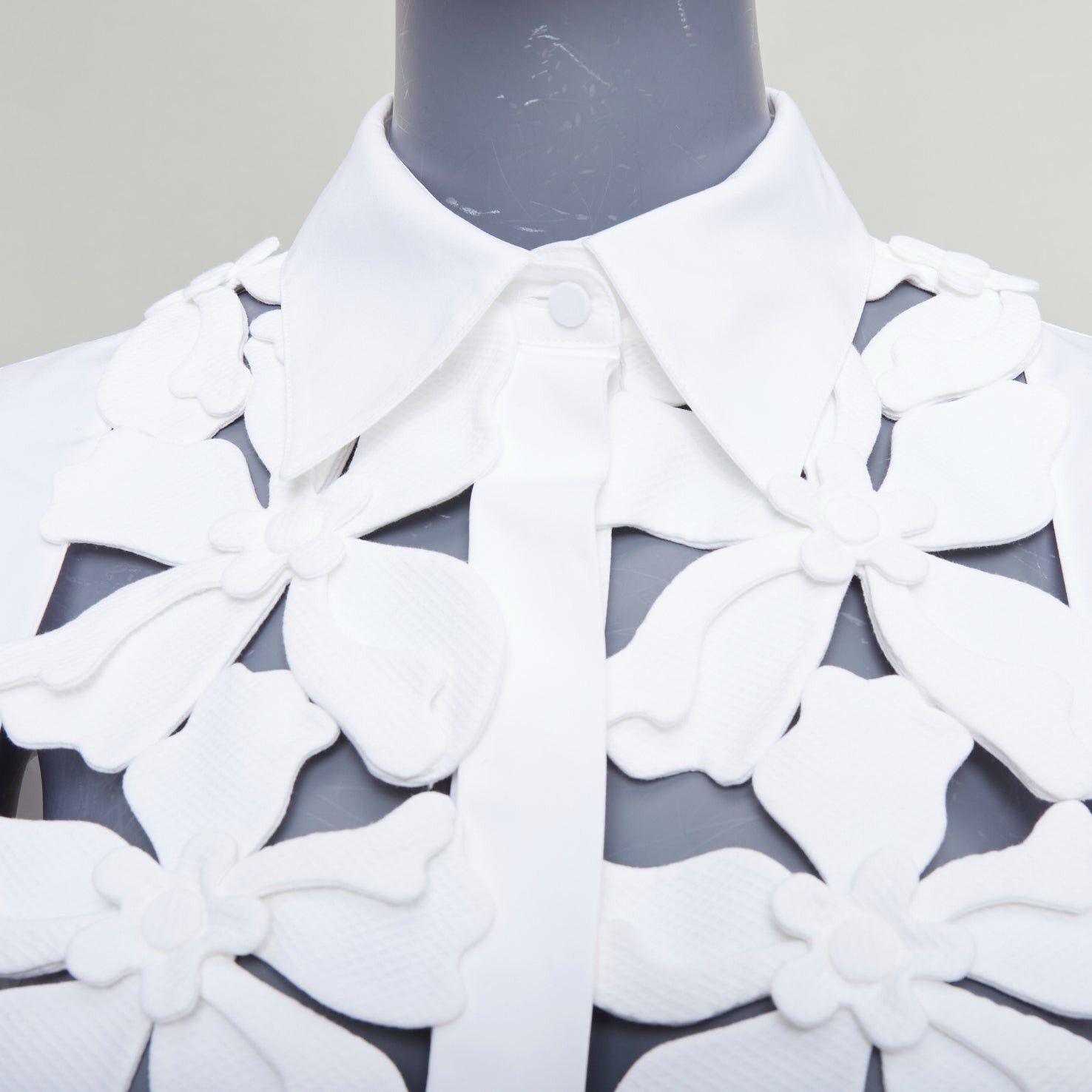 Valentino VALENTINO 2023 white floral 3D applique cut out bib dress shirt IT36 XXS Size XS / US 0-2 / IT 36-38 - 2 Thumbnail