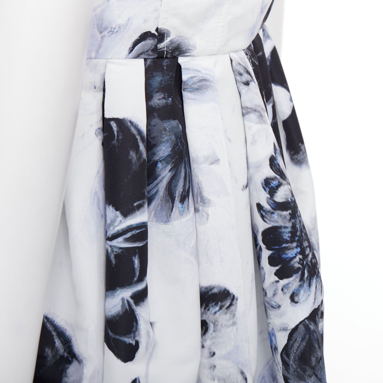 Alexander McQueen ALEXANDER MCQUEEN 2023 Chiaroscuro ink floral print zip front dress IT38 XS Size XS / US 0-2 / IT 36-38 - 7 Thumbnail