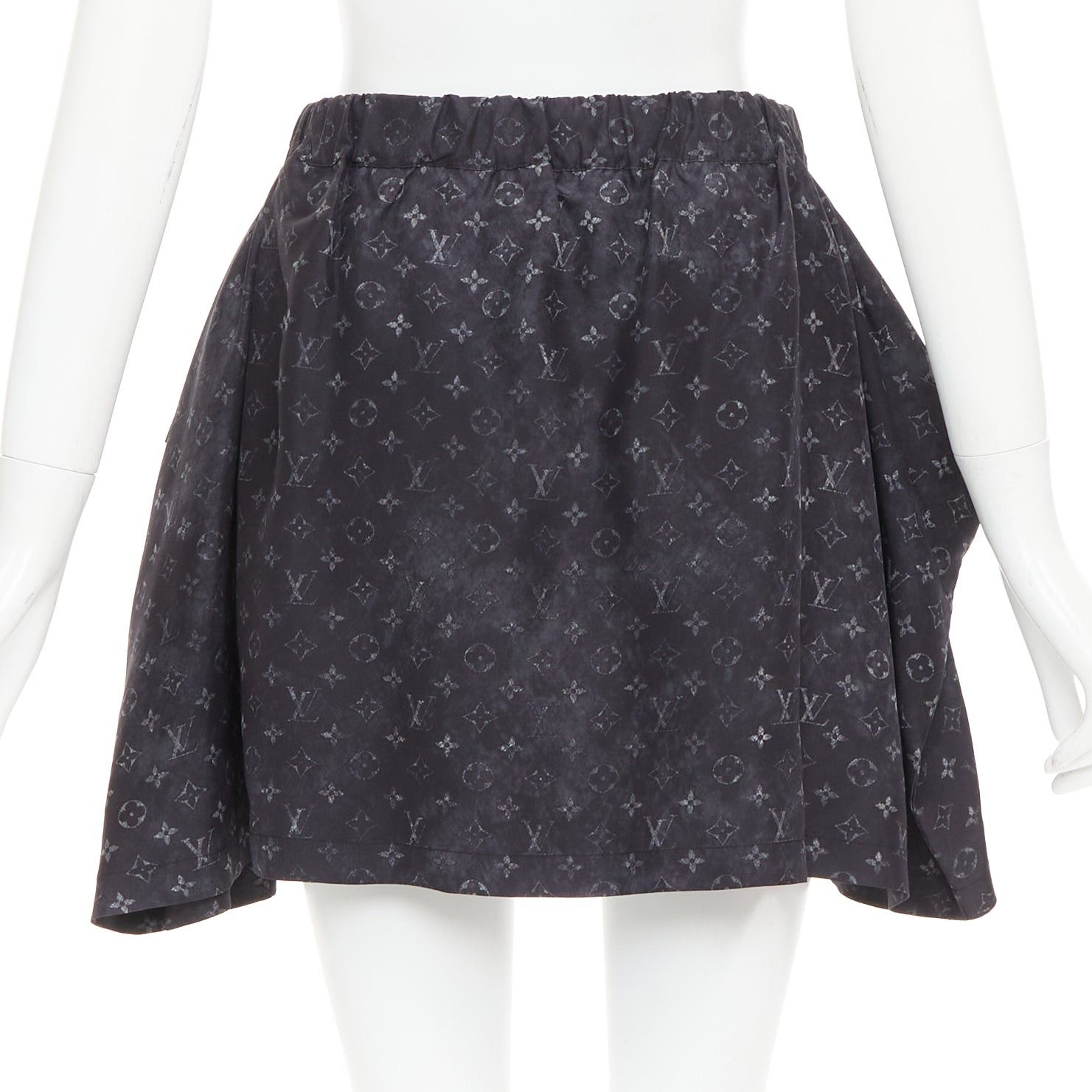 Louis Vuitton LOUIS VUITTON Monogram Cloud Pocket grey 100% silk flare mini skirt FR34 XS Size 26" / US 2 / IT 38 - 5 Thumbnail