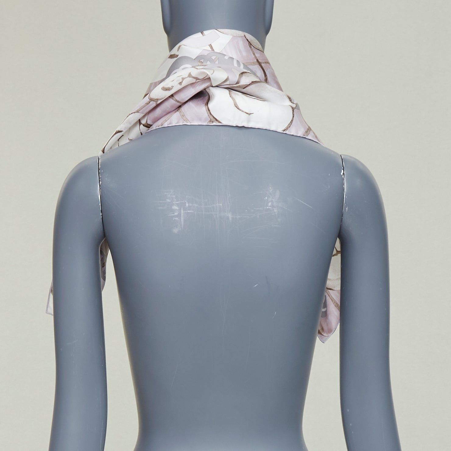 Chanel CHANEL 100% silk pink grey CC logo camellia flowers checkered pearl print scarf 85cm Size ONE SIZE - 5 Thumbnail