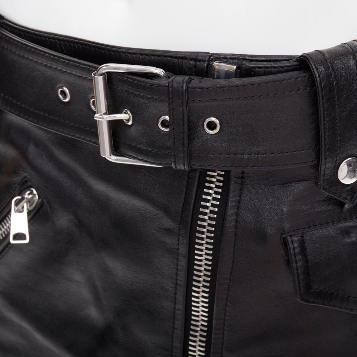 Alexander McQueen ALEXANDER MCQUEEN 2023 black cowhide leather silver biker zip detail mini skirt IT36 XXS Size 25" / US 0 / IT 36 - 7 Thumbnail