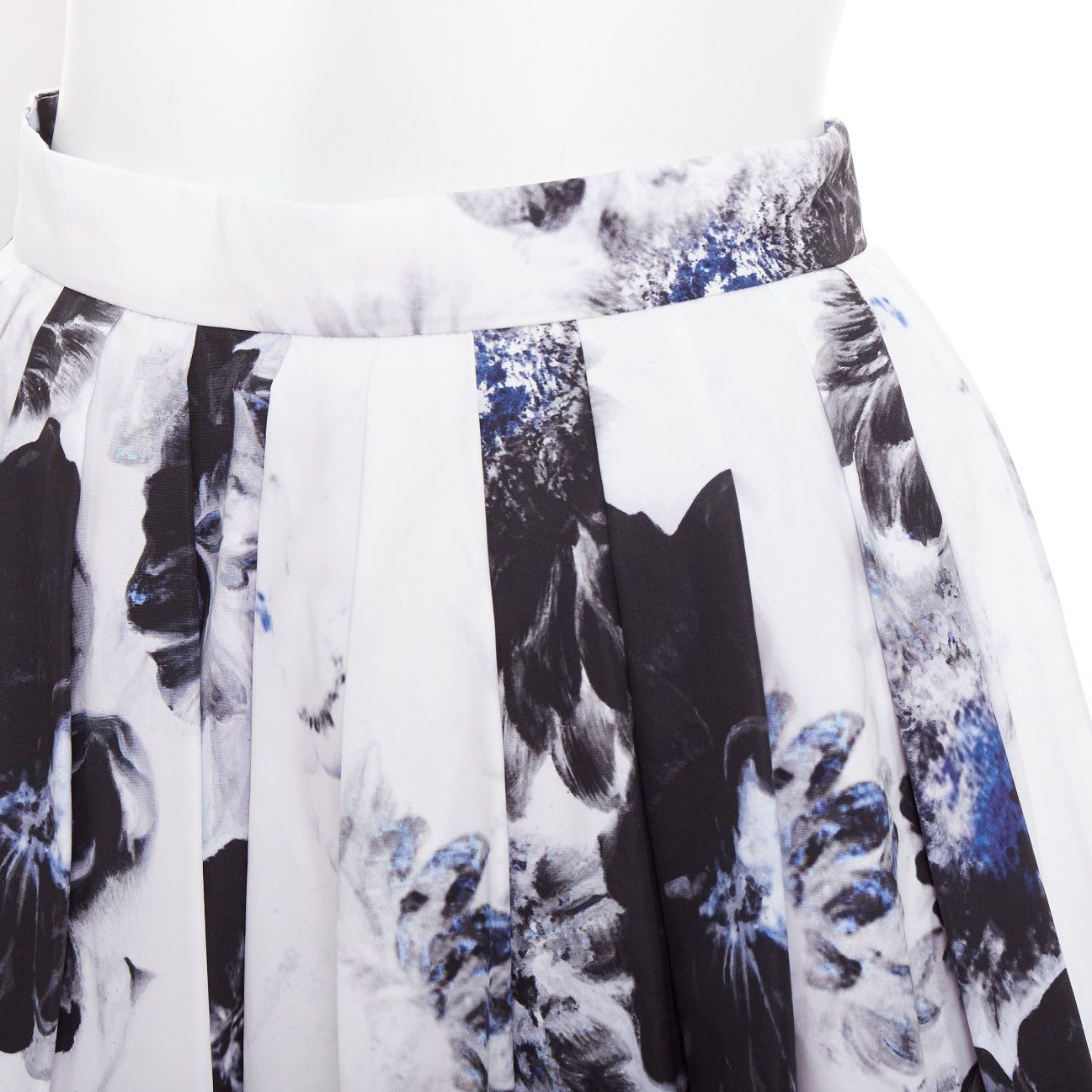 Alexander McQueen ALEXANDER MCQUEEN 2023 Chiaroscuro blue white floral print cotton midi skirt IT38 XS Size 26" / US 2 / IT 38 - 2 Thumbnail