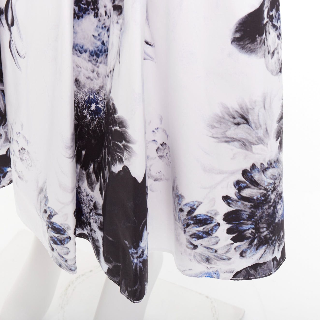 Alexander McQueen ALEXANDER MCQUEEN 2023 Chiaroscuro blue white floral print cotton midi skirt IT38 XS Size 26" / US 2 / IT 38 - 7 Thumbnail