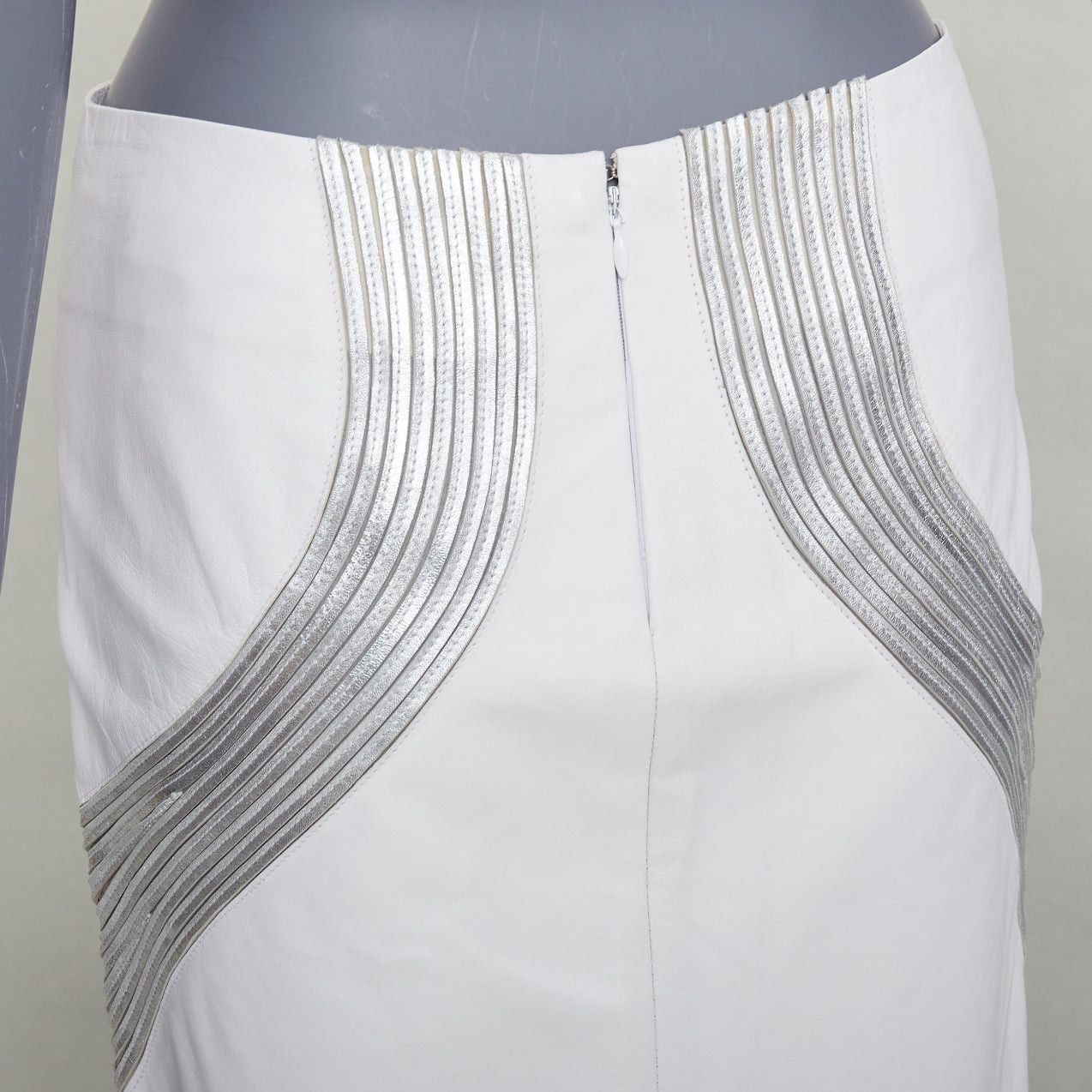 Jitrois JEAN CLAUDE JITROIS white leather silver silk applique pencil skirt IT36 XXS Size 25" / US 0 / IT 36 - 2 Thumbnail