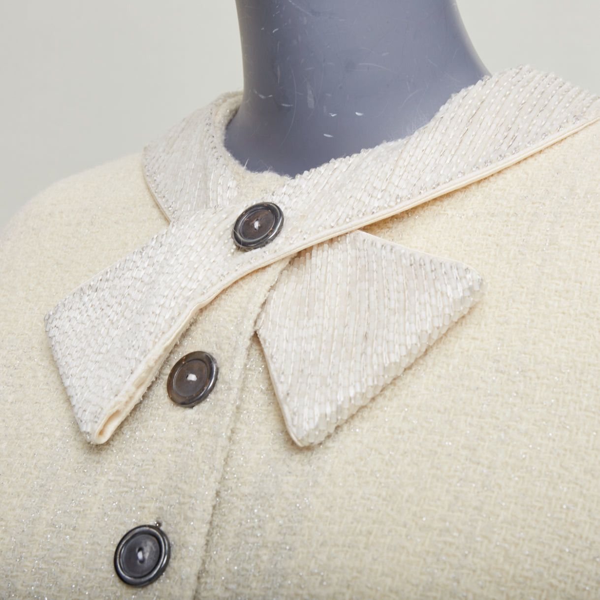 Valentino VALENTINO BOUTIQUE Vintage cream wool tweed beaded collar contour bar jacket US8 Size M / US 6-8 / IT 42-44 - 2 Thumbnail
