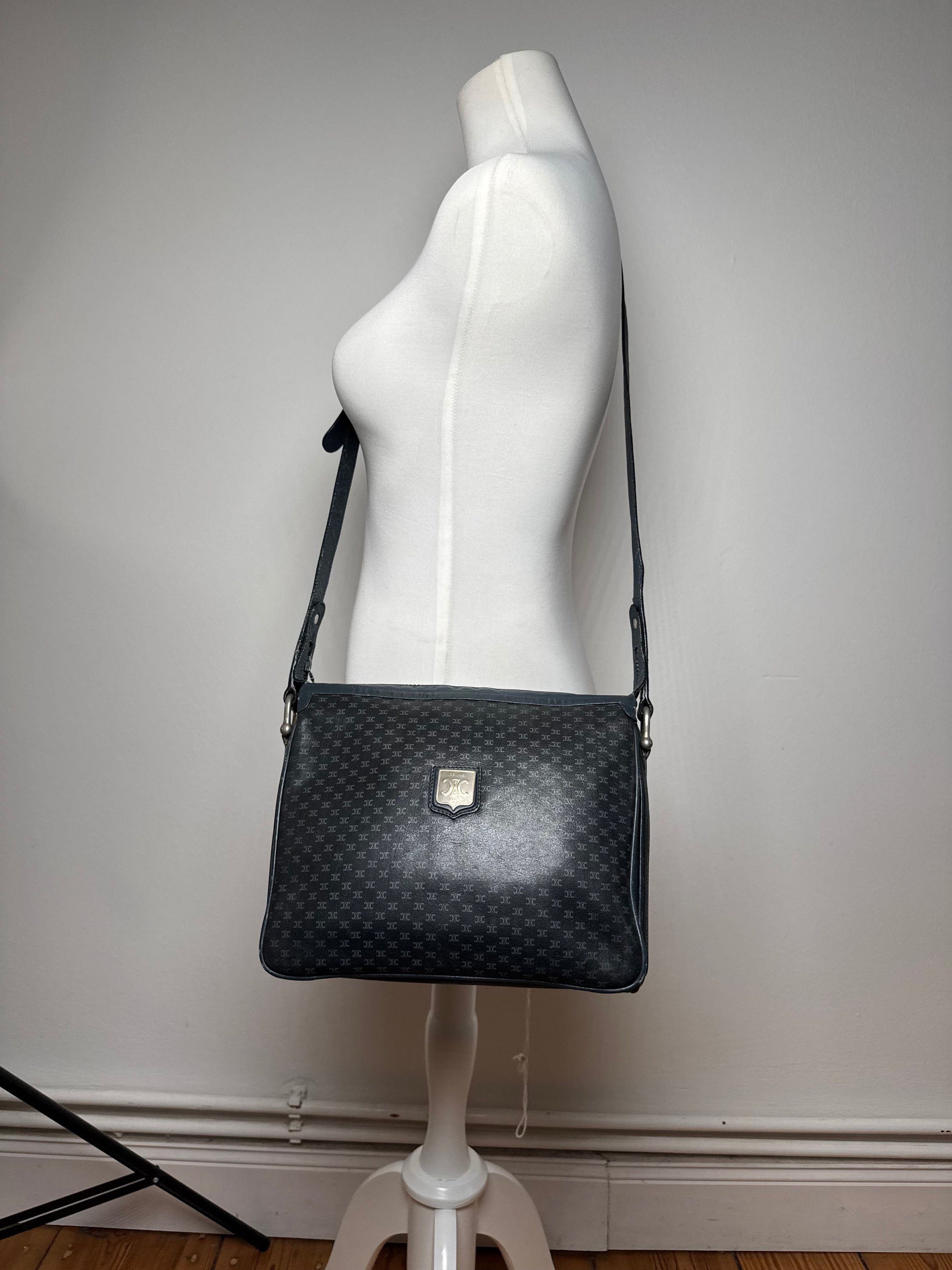 Celine Vintage Triomphe Monogram Leather Shoulder Bag navy Grey Size ONE SIZE - 4 Thumbnail