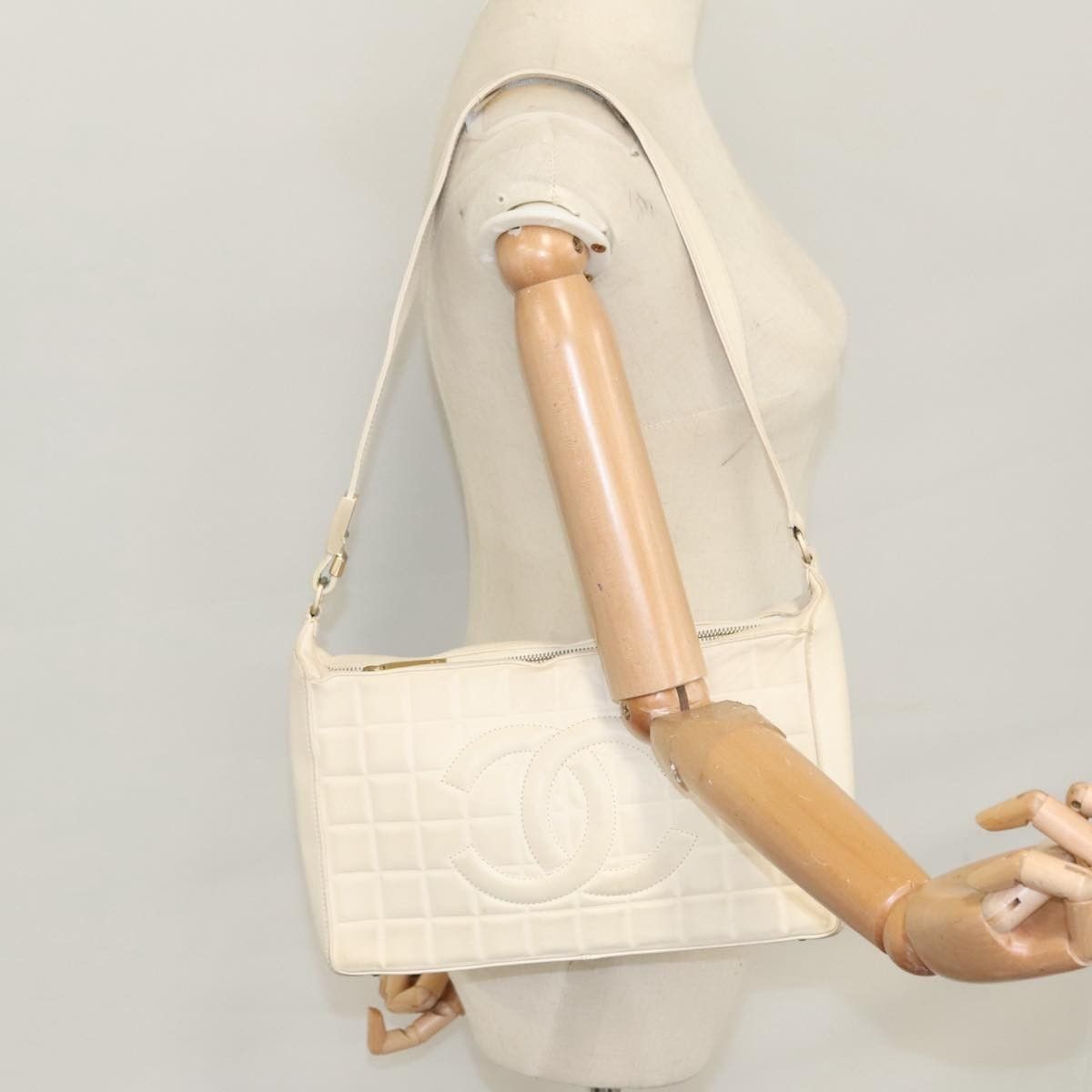 Chanel Chanel Chocolate Bar CC Shoulder Bag Quilted Leather Size ONE SIZE - 14 Thumbnail
