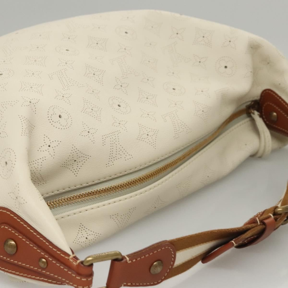 Louis Vuitton Louis Vuitton Onatah Hobo Mahina Leather Size ONE SIZE - 16 Thumbnail