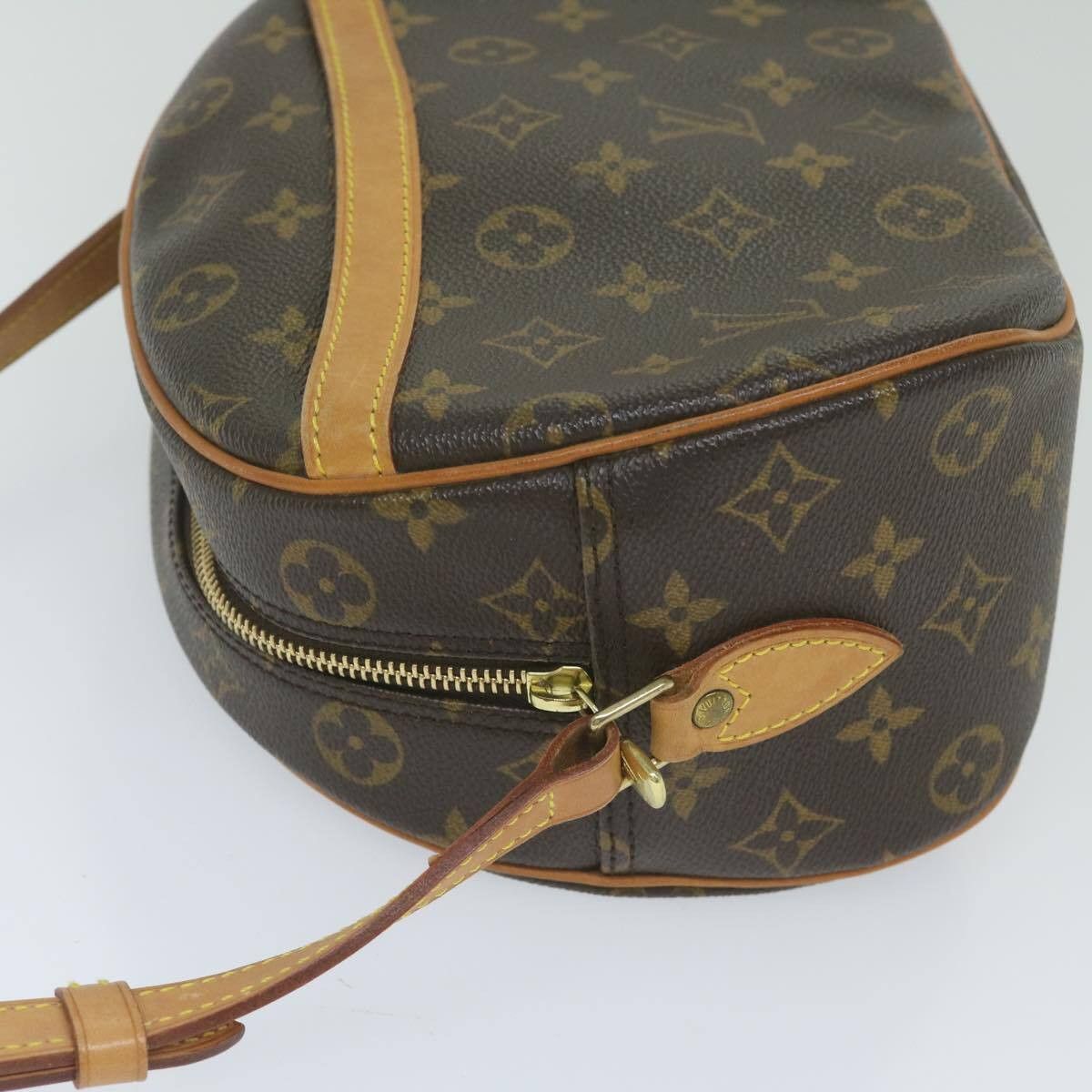 Louis Vuitton Louis Vuitton Blois Handbag Monogram Canvas Size ONE SIZE - 4 Thumbnail