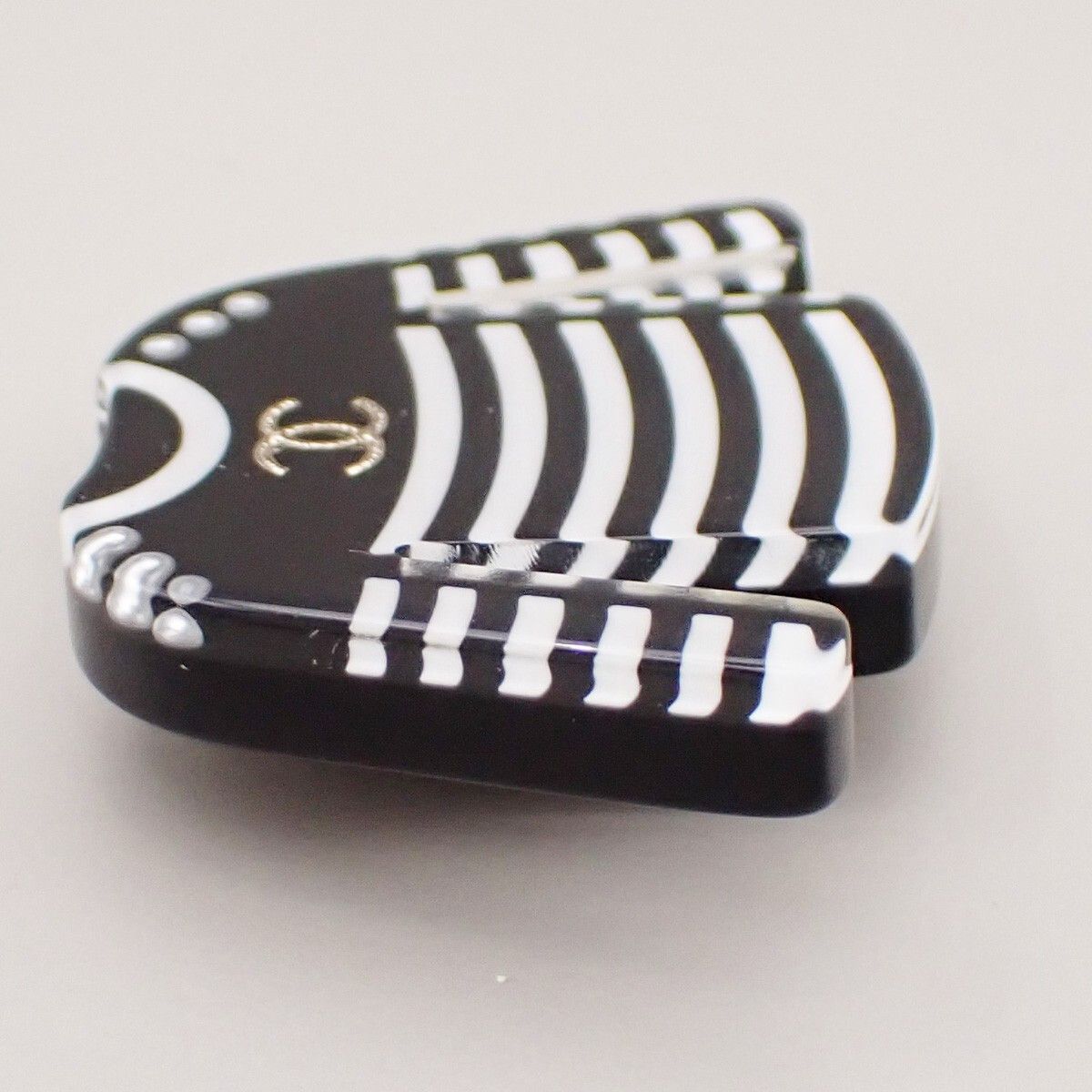 Chanel Chanel CC Logo Sweater Clothes Motif Pin Brooch Plastic Size ONE SIZE - 4 Thumbnail