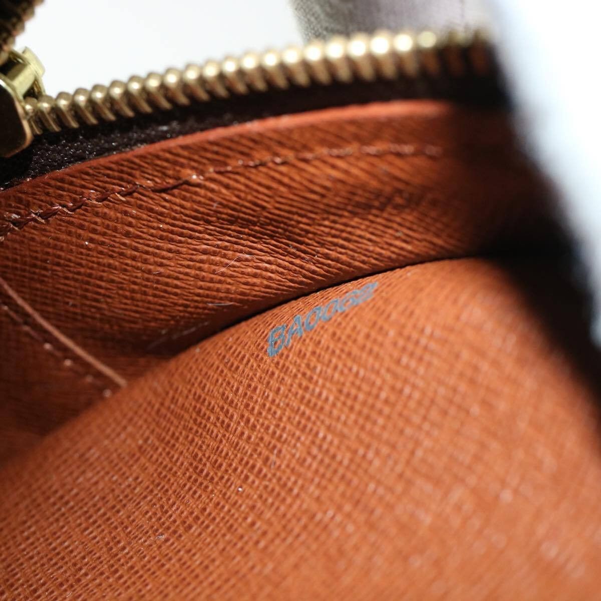 Louis Vuitton Louis Vuitton Blois Handbag Monogram Canvas Size ONE SIZE - 7 Thumbnail