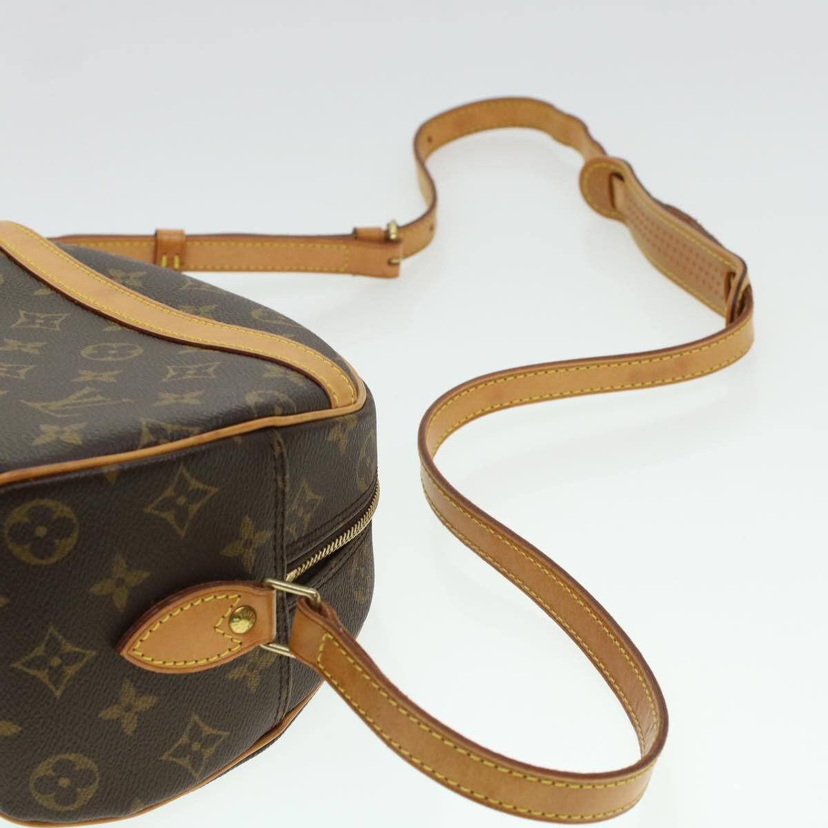 Louis Vuitton Louis Vuitton Blois Handbag Monogram Canvas Size ONE SIZE - 18 Thumbnail