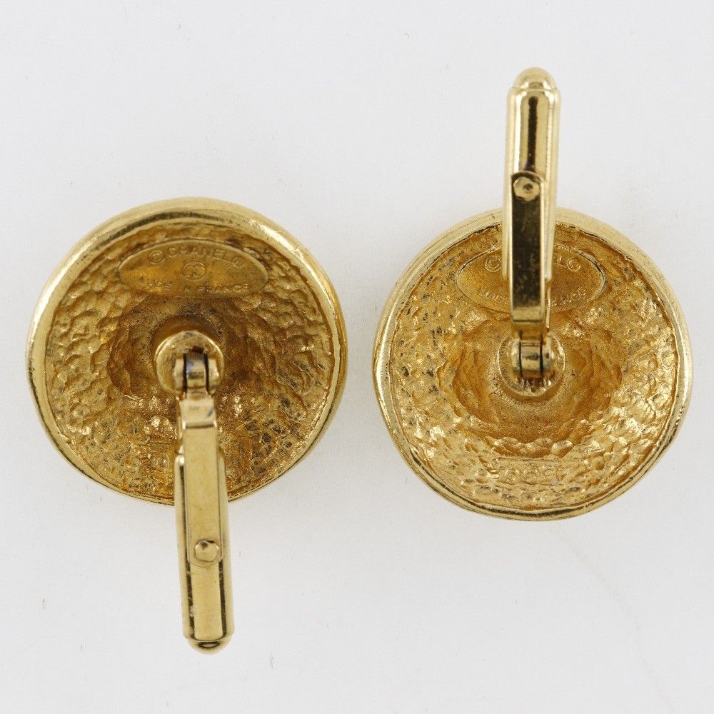 Chanel Chanel Vintage Logo Round Plated Gold Size ONE SIZE - 3 Thumbnail