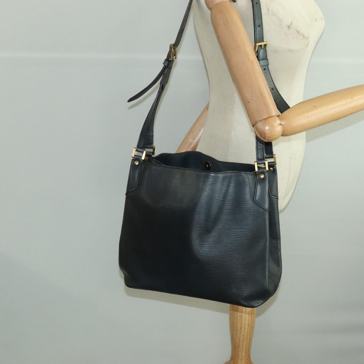 Louis Vuitton Louis Vuitton Mandara Handbag Epi Leather Size ONE SIZE - 14 Thumbnail