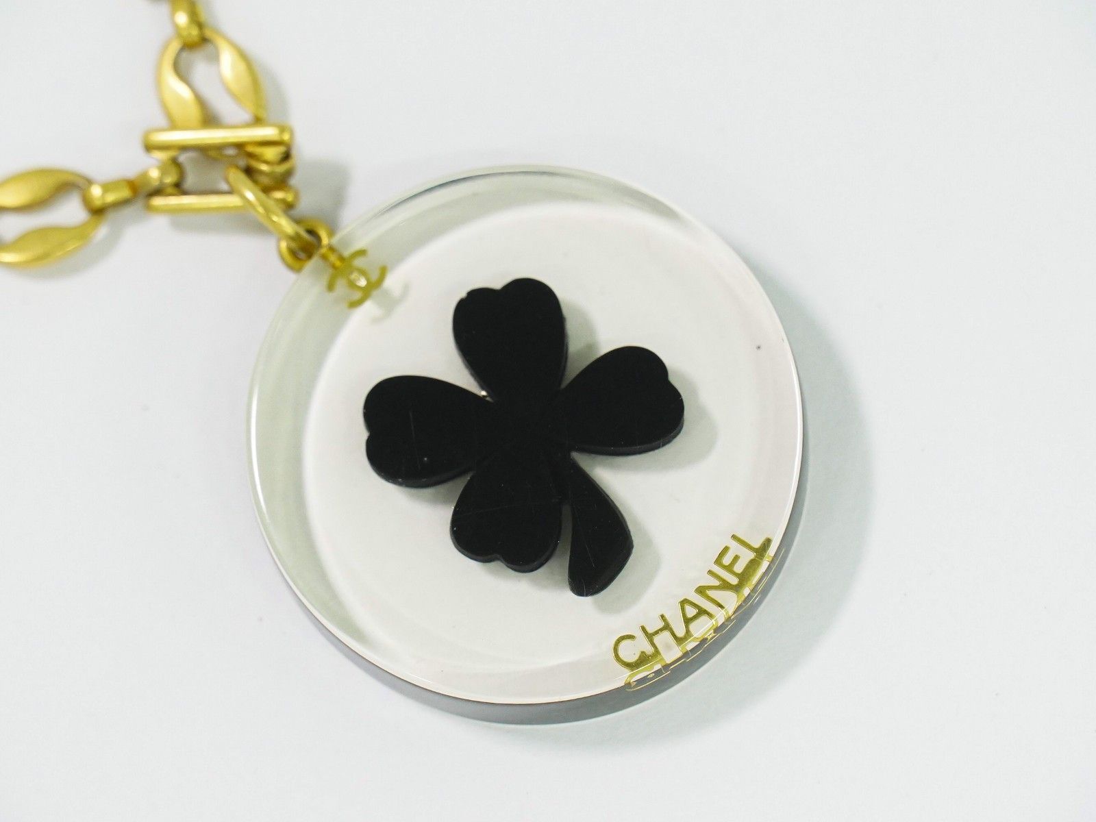 Chanel Chanel Trèfle CC Necklace Plastic and Gold plated Size ONE SIZE - 4 Thumbnail